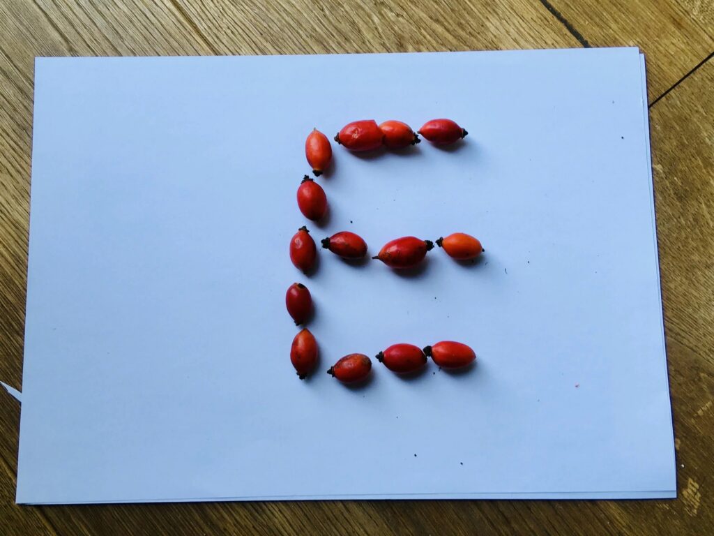 Bild zum Schritt 5 für das Bastel- und DIY-Abenteuer für Kinder: 'Buchstaben legen  Mit welchem Buchstaben beginnt dein Name? ...'