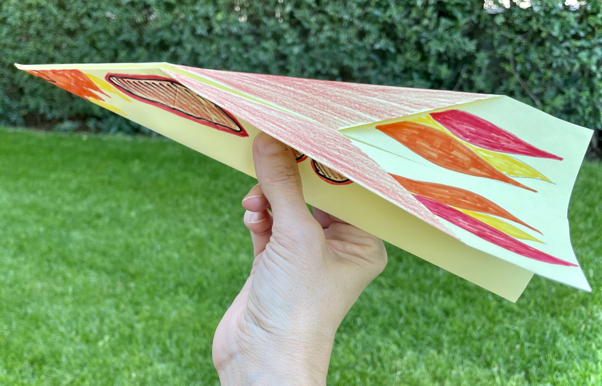 Titelbild zur Bastel- und DIY-Idee für Kinder '(1117) Papierflieger basteln'