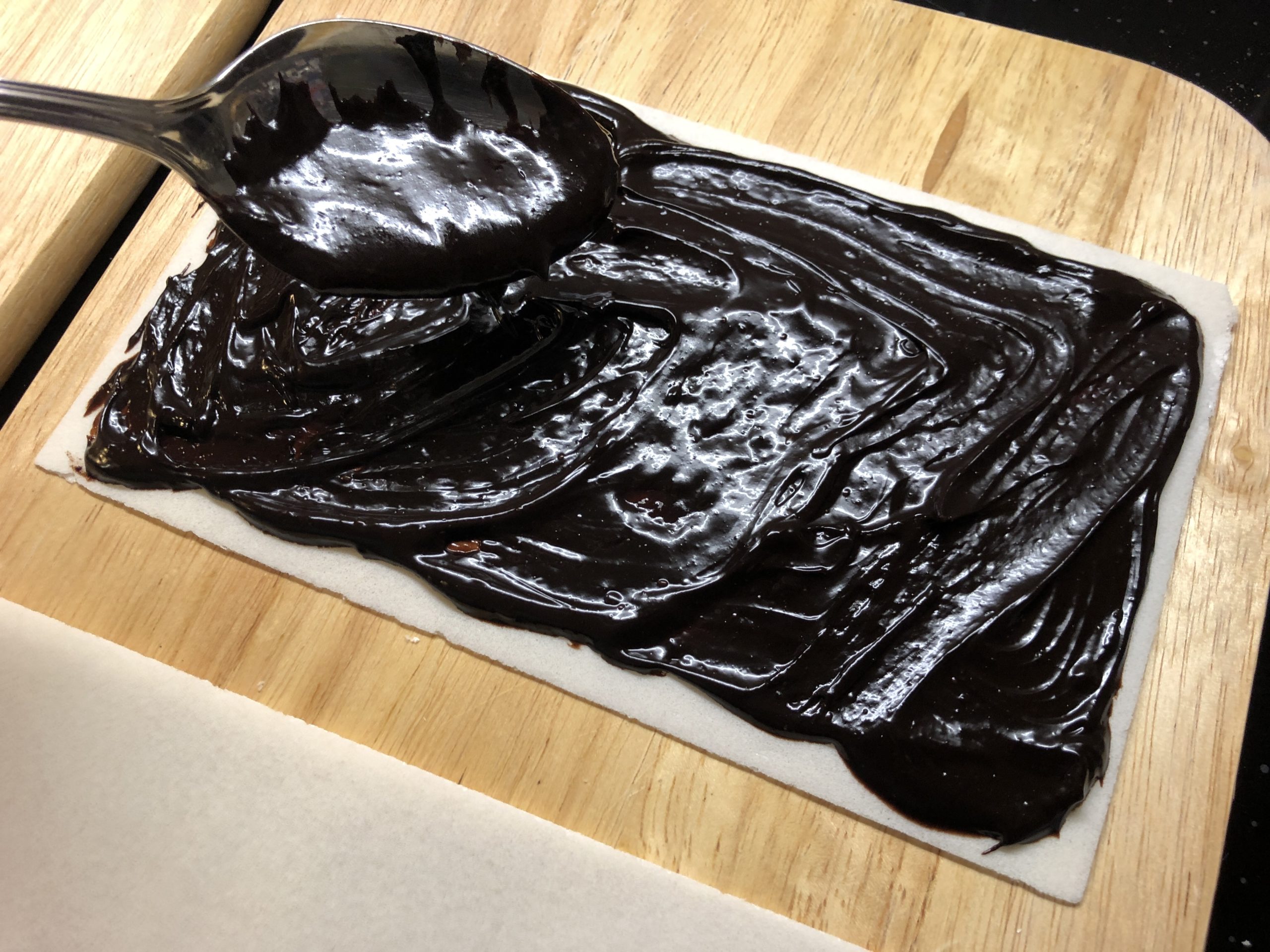 3. Bild zum Schritt 12 für die Kinder-Beschäftigung: 'Gebt einen großen Klecks abgekühlte Schokoladenmasse auf die Oblate und...'