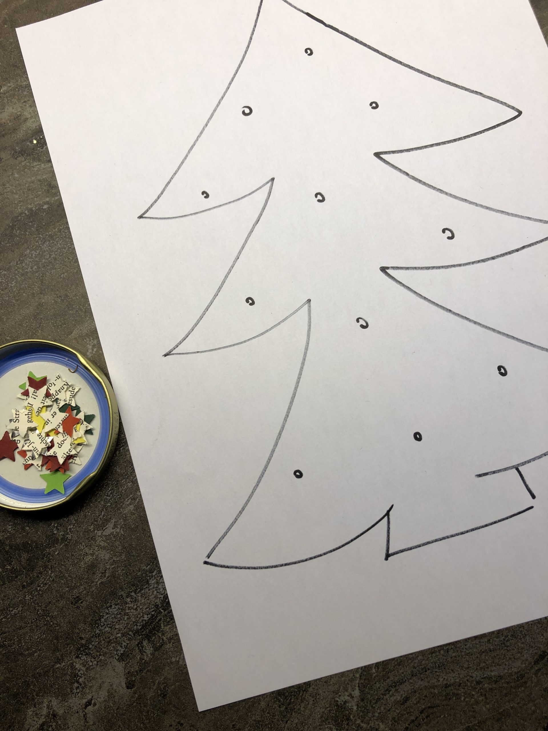 Bild zum Schritt 9 für das Bastel- und DIY-Abenteuer für Kinder: 'Ihr könnt den Baum auch bekleben. Die kleinen Punkte geben...'