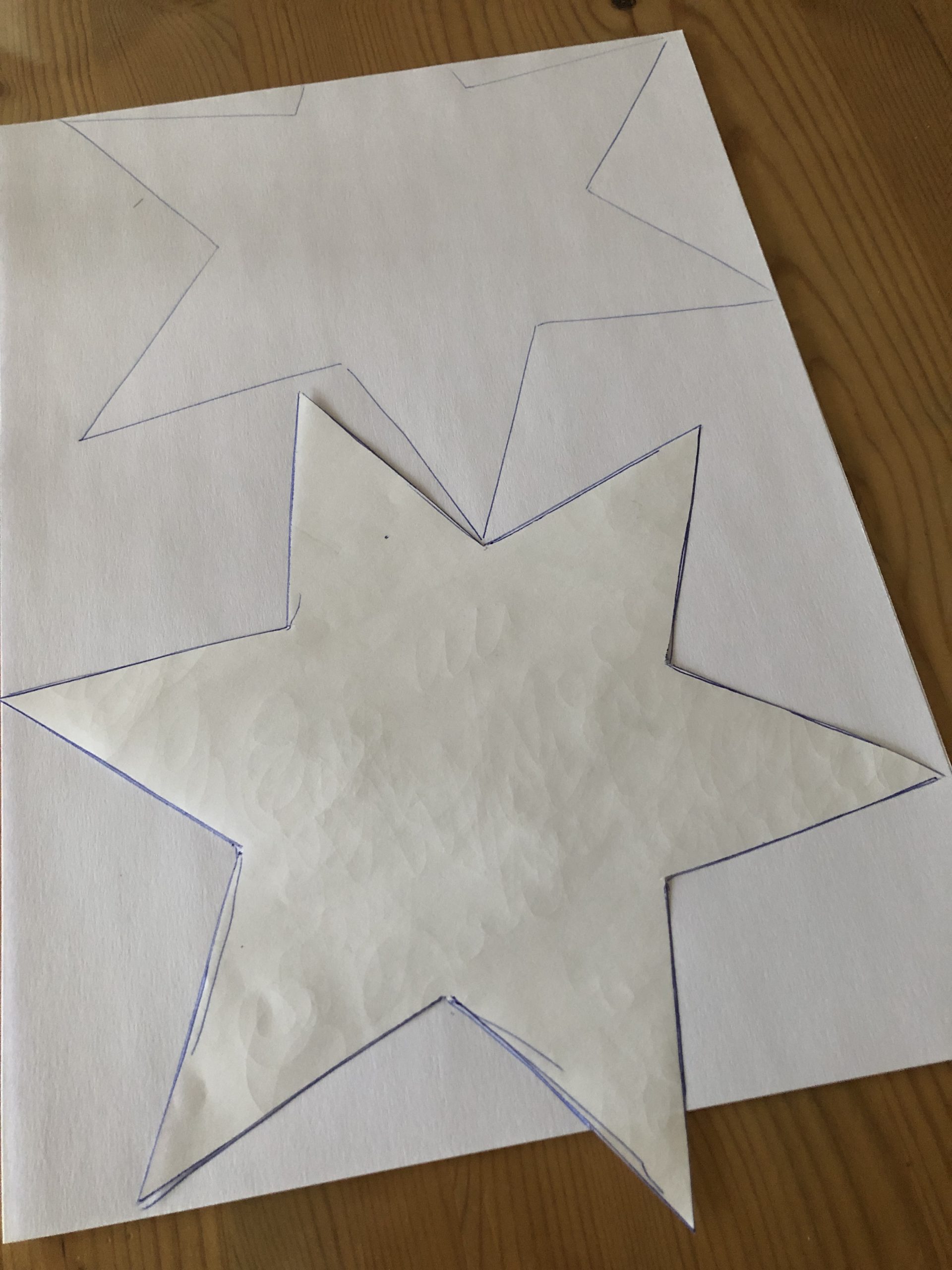 Bild zum Schritt 2 für die Kinder-Beschäftigung: 'Male auf ein DIN A 4 Blatt zwei Sterne auf....'