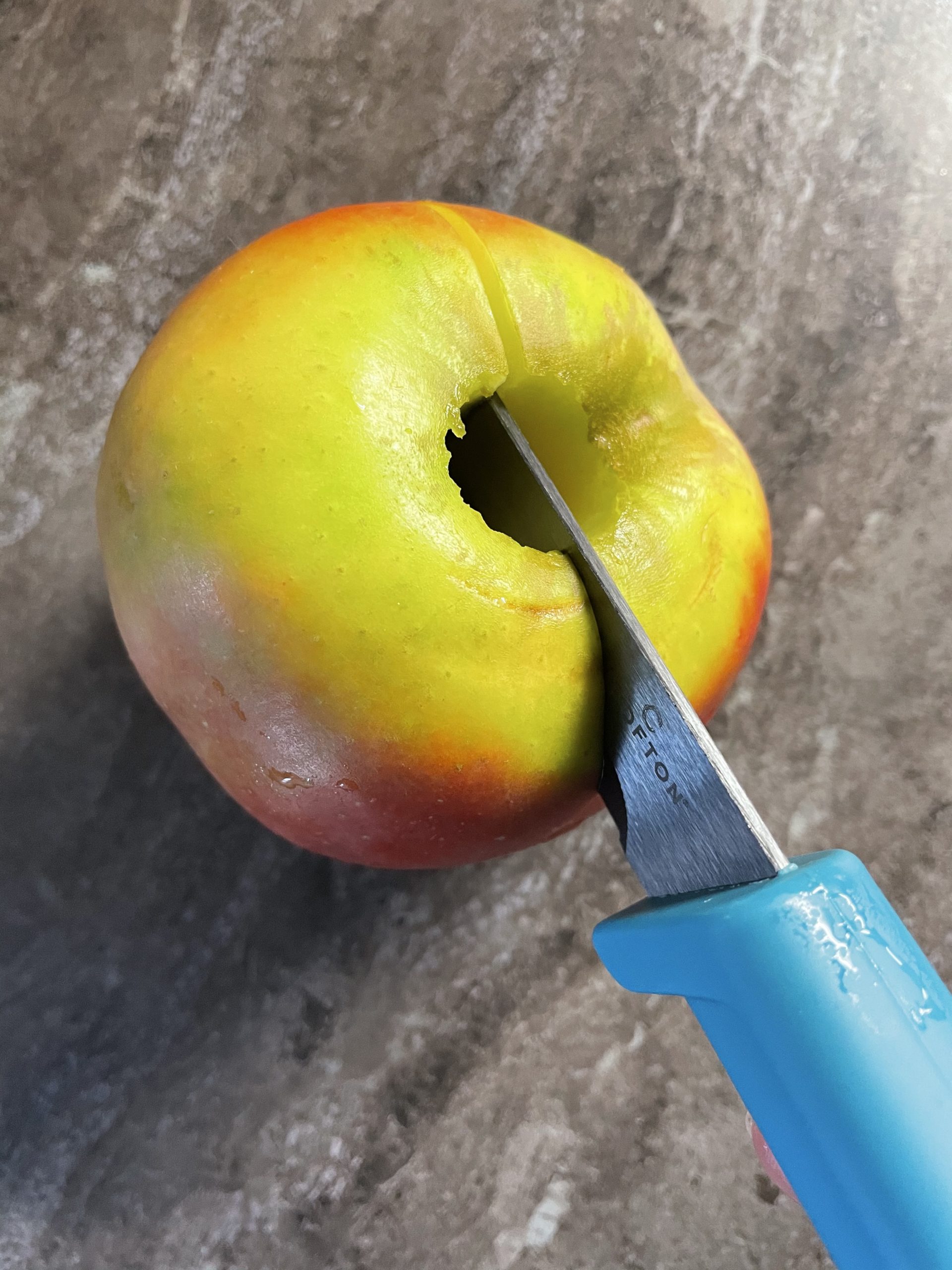 Bild zum Schritt 3 für das Bastel- und DIY-Abenteuer für Kinder: 'Dann schneidet ihr den Apfel in der Mitte durch.'