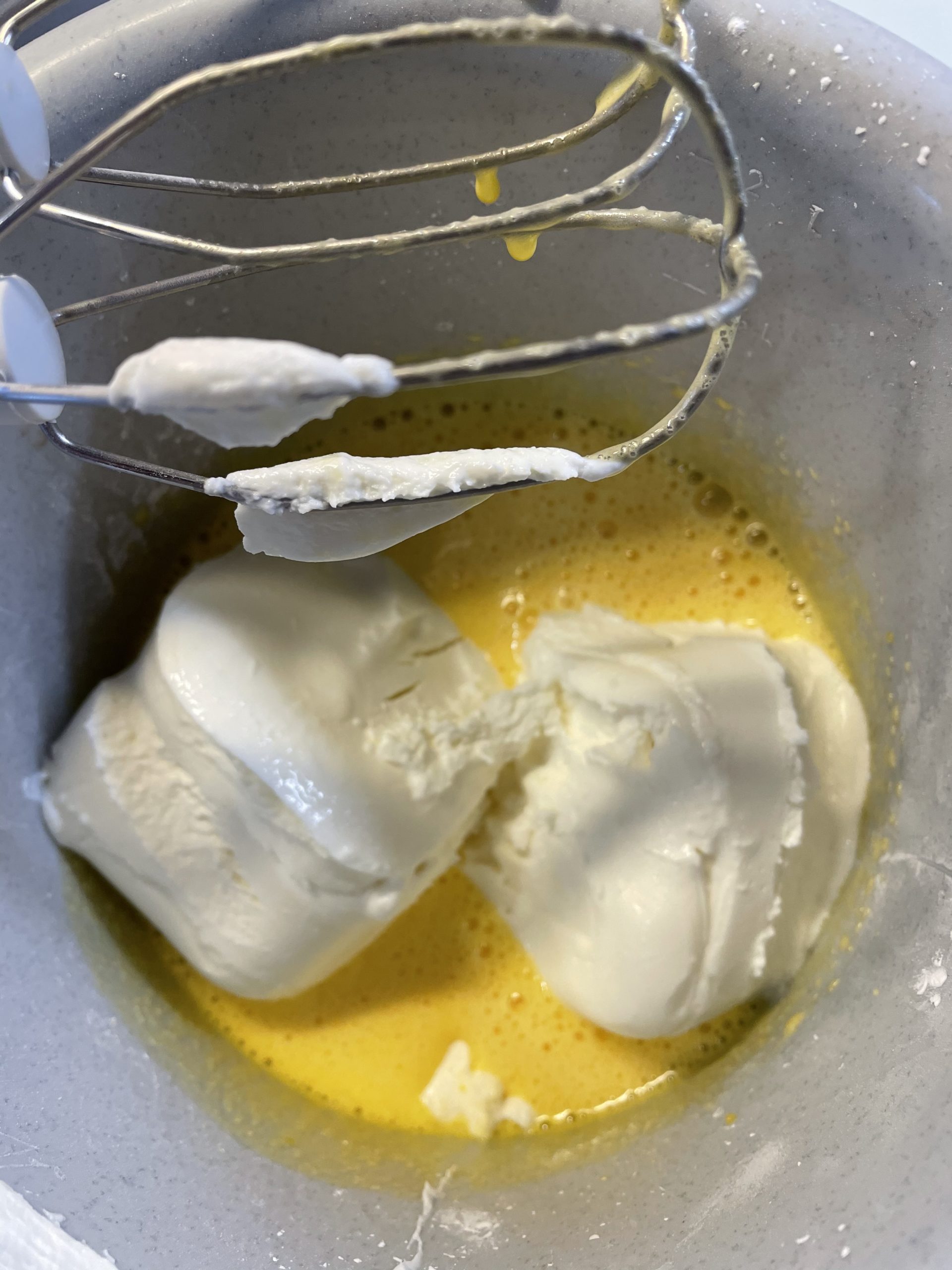 Bild zum Schritt 17 für das Bastel- und DIY-Abenteuer für Kinder: 'Bereitet nun die Käsefüllung zu:  Schlagt dafür zwei Eier...'