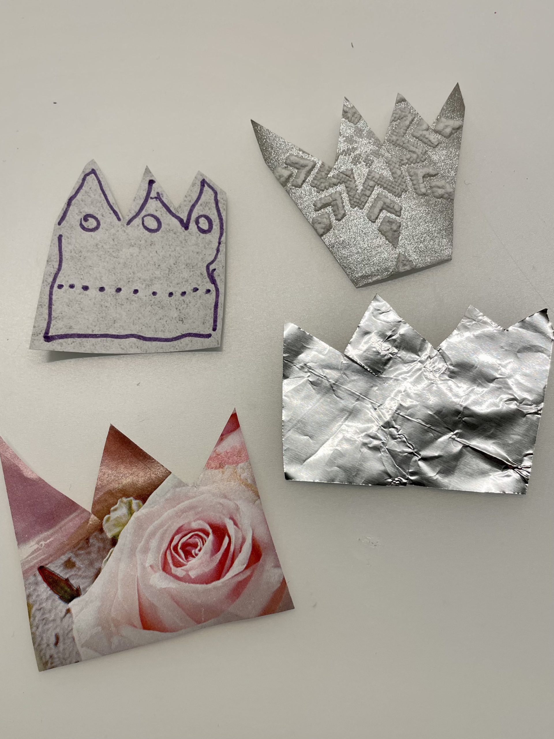 Bild zum Schritt 8 für das Bastel- und DIY-Abenteuer für Kinder: 'Beispiele für Kronen.   Bastelt eure eigene Krone, so...'