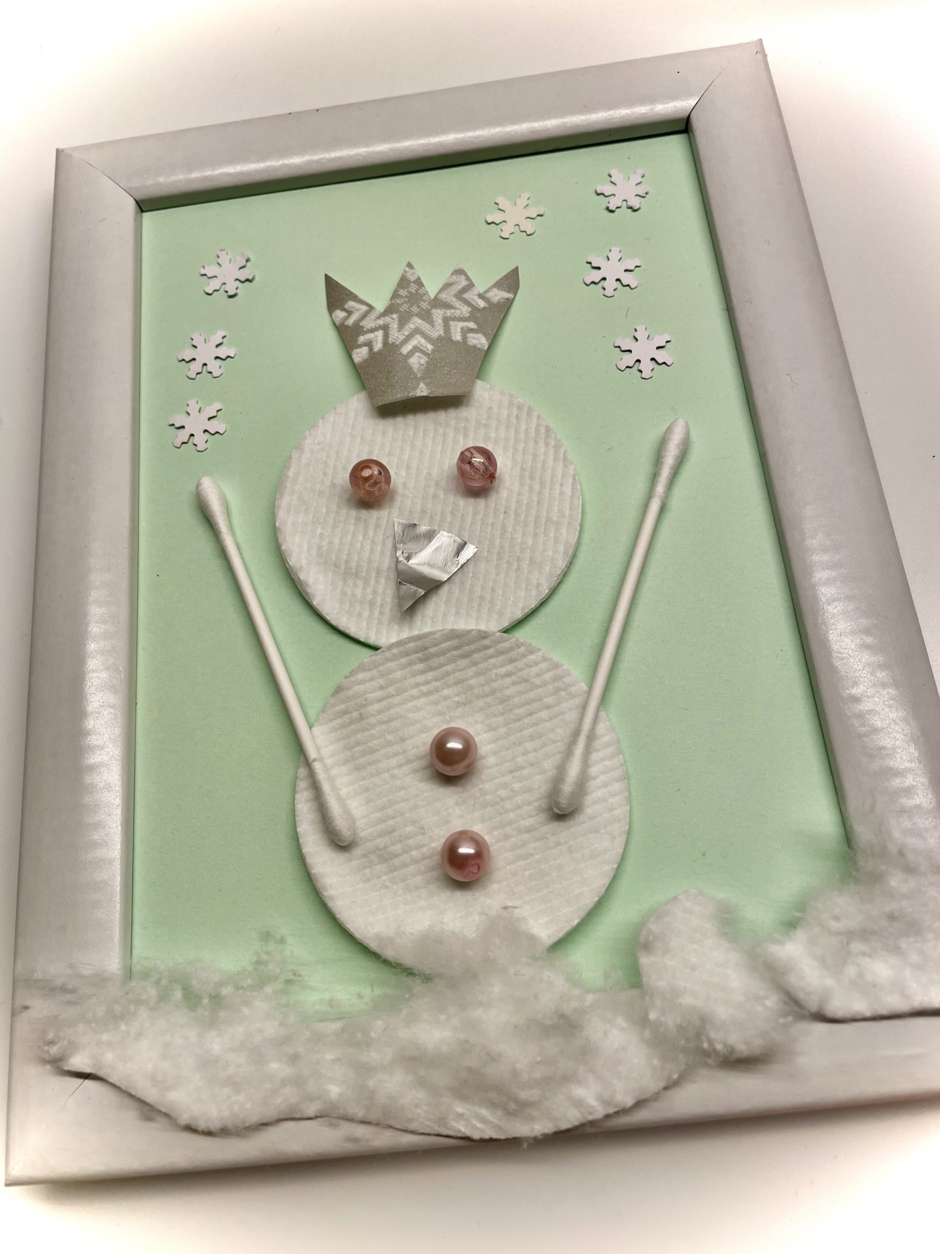 Bild zum Schritt 17 für die Kinder-Beschäftigung: 'Diese Schneekönigin trägt Perlen und die Schneeflocken wurden gestanzt mit...'