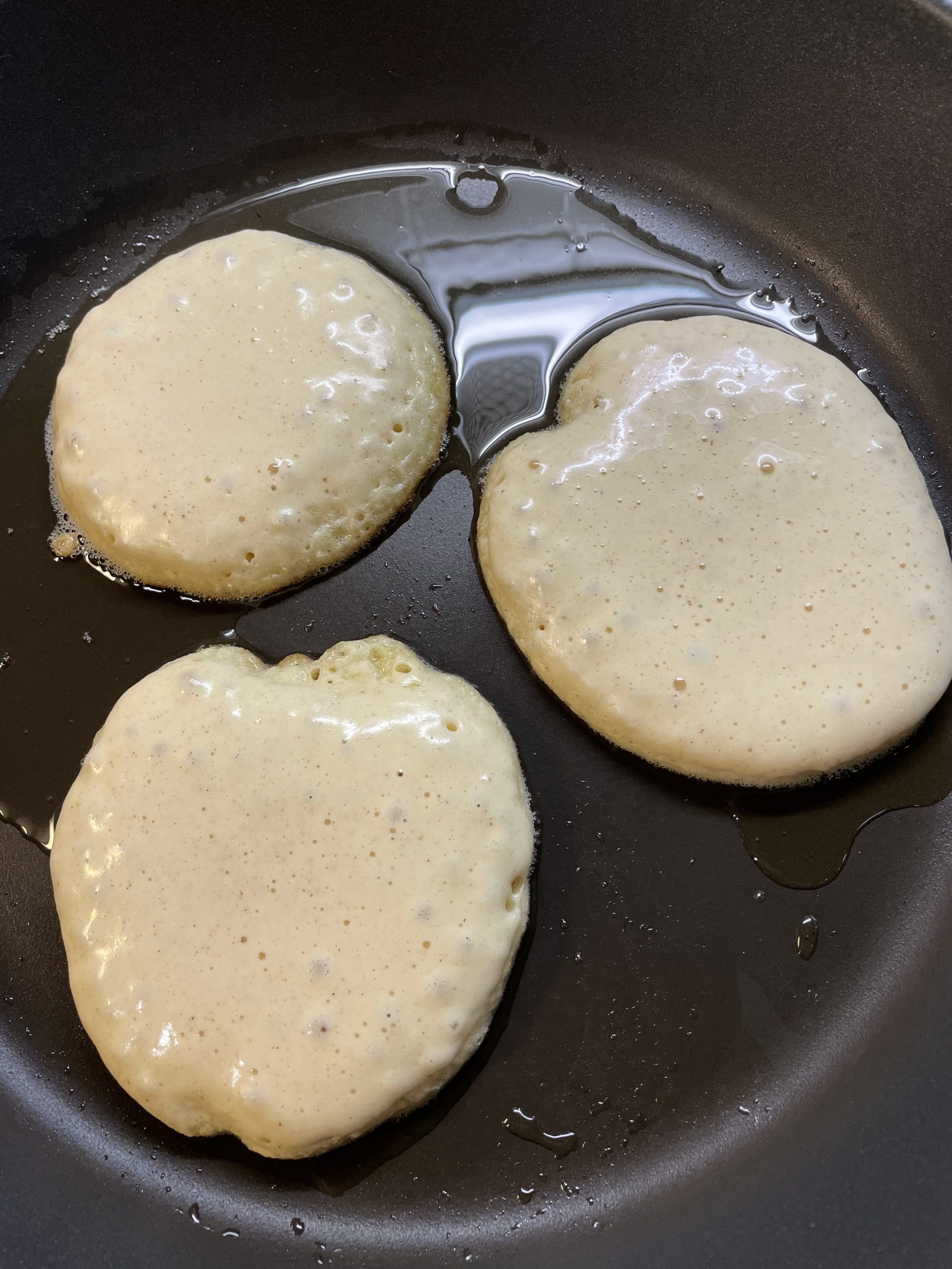 Bild zum Schritt 9 für das Bastel- und DIY-Abenteuer für Kinder: 'Nach ein paar Minuten beginnen die Pancakes dicker zu werden....'