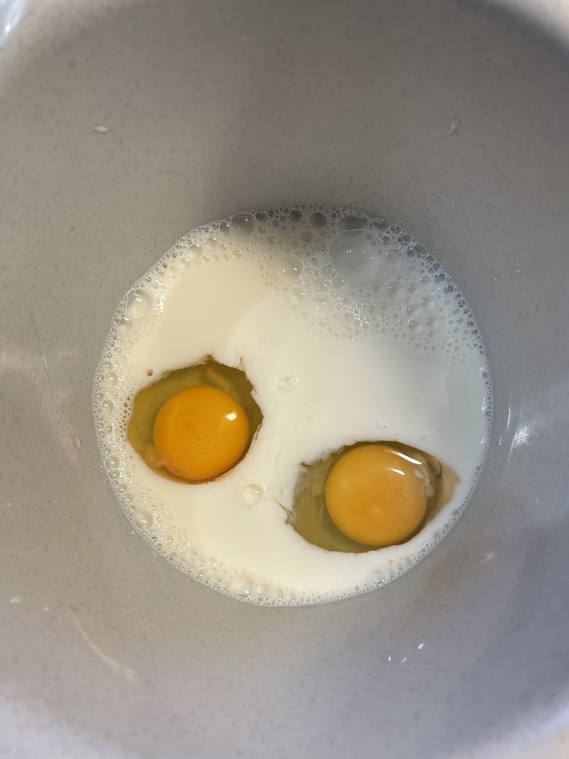 Bild zum Schritt 2 für das Bastel- und DIY-Abenteuer für Kinder: 'Zuerst gebt ihr Eier und Milch in die Rührschüssel. ...'