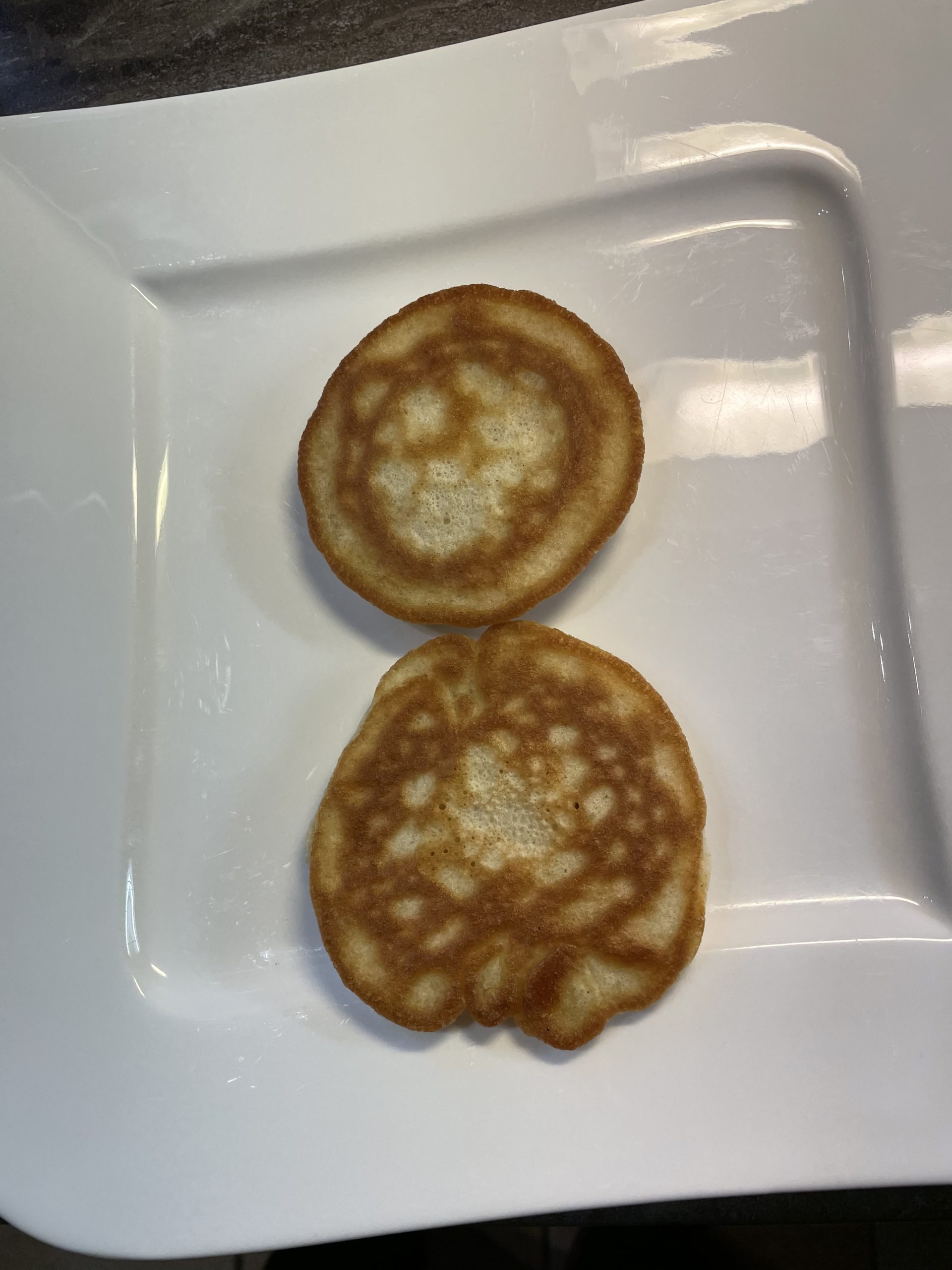 Bild zum Schritt 12 für das Bastel- und DIY-Abenteuer für Kinder: 'Dann nehmt die fertigen Pancakes aus der Pfanne.  ...'