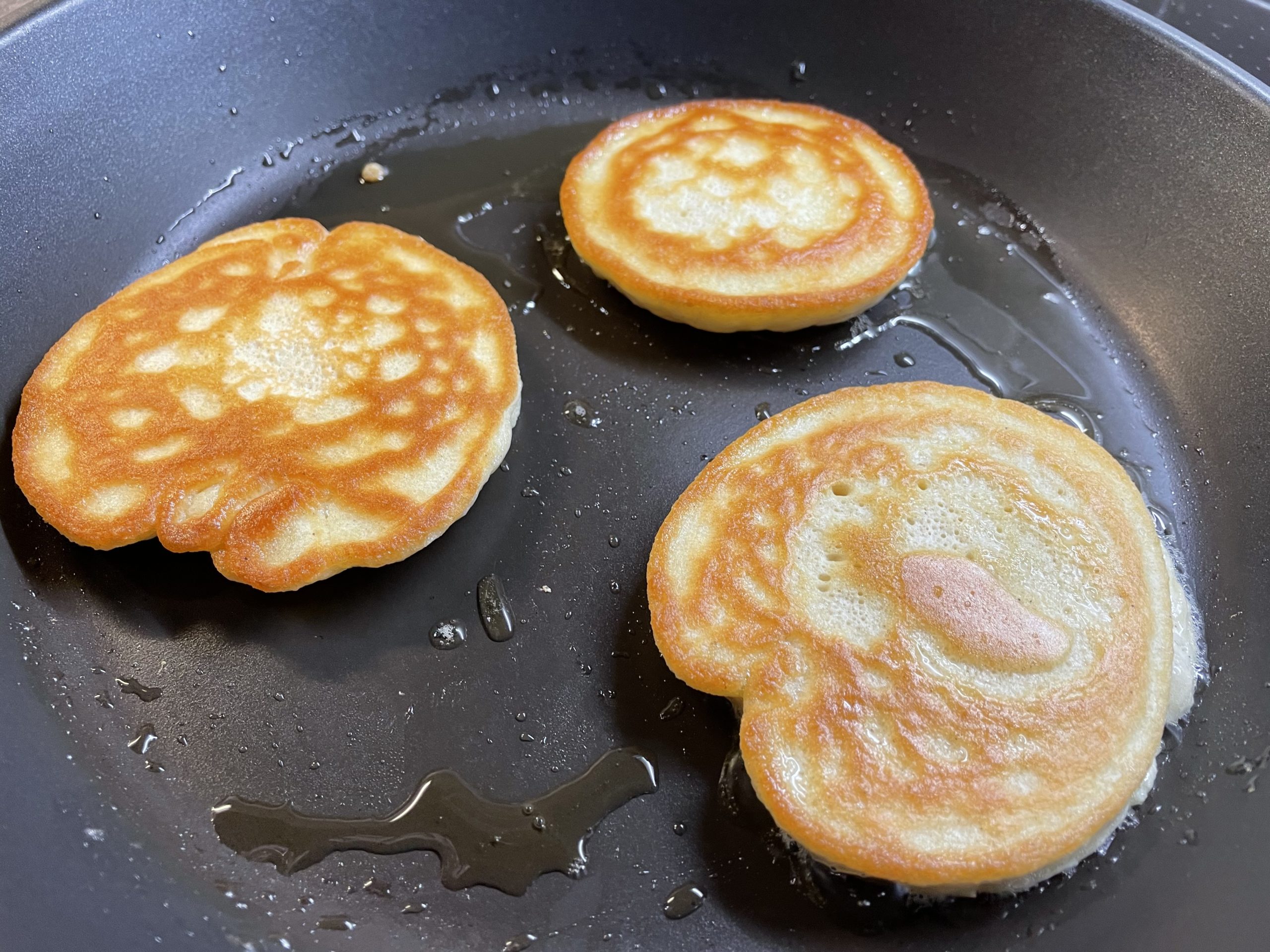 Bild zum Schritt 11 für die Kinder-Beschäftigung: 'So sehen die Pancakes jetzt aus.   Backt sie...'