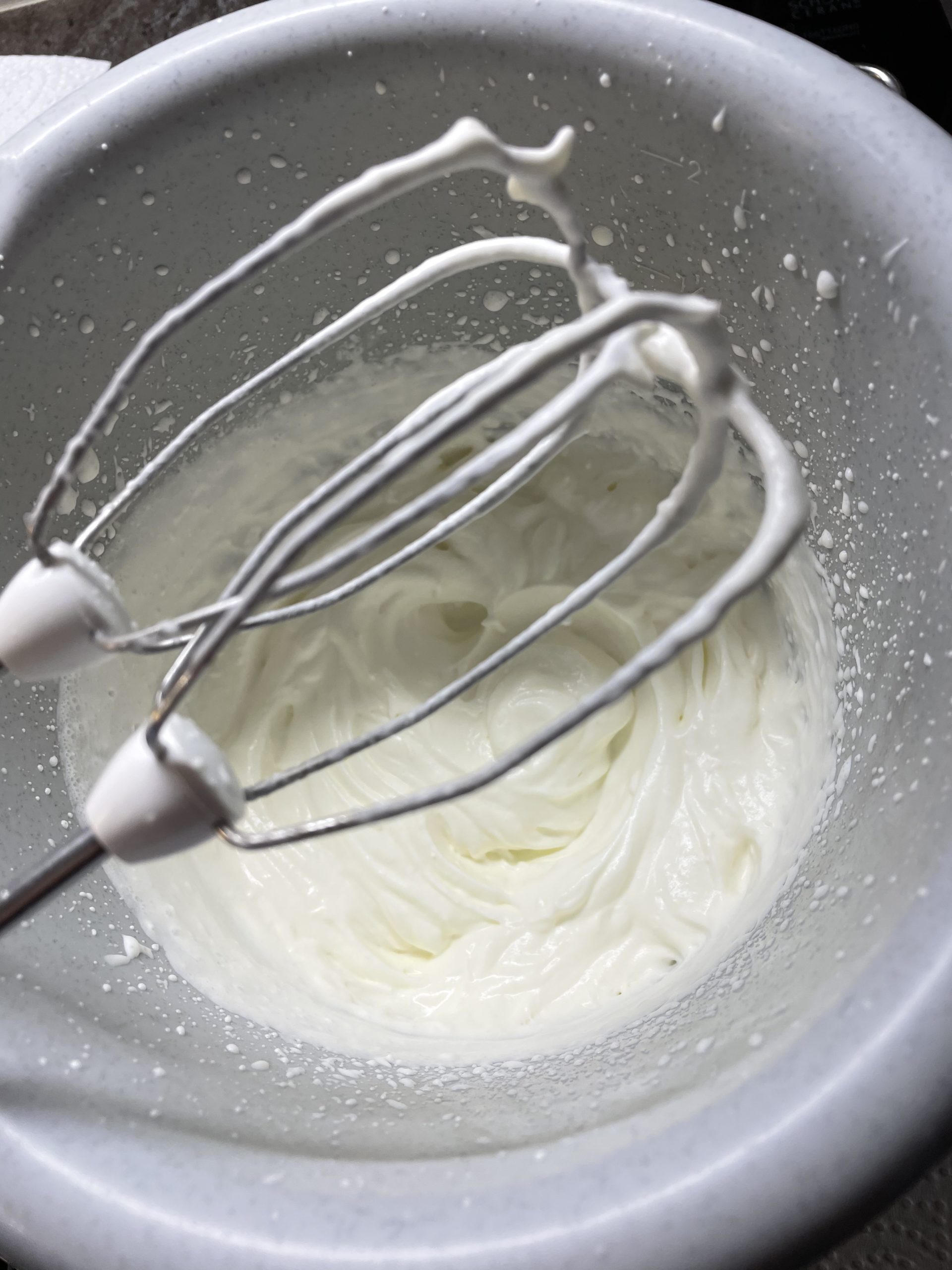 Bild zum Schritt 10 für das Bastel- und DIY-Abenteuer für Kinder: 'Danach gebt ihr einen Becher Sahne in eine kleine Rührschüssel...'