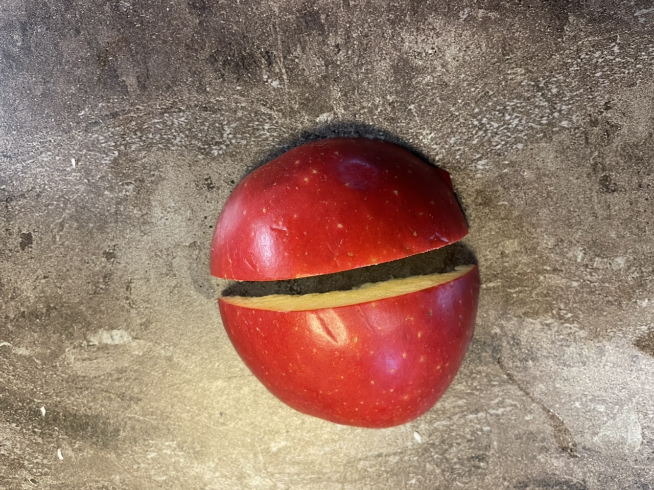 Bild zum Schritt 16 für das Bastel- und DIY-Abenteuer für Kinder: 'Dann halbiert ihr den Apfel. Aus einer Hälfte schneidet ihr...'