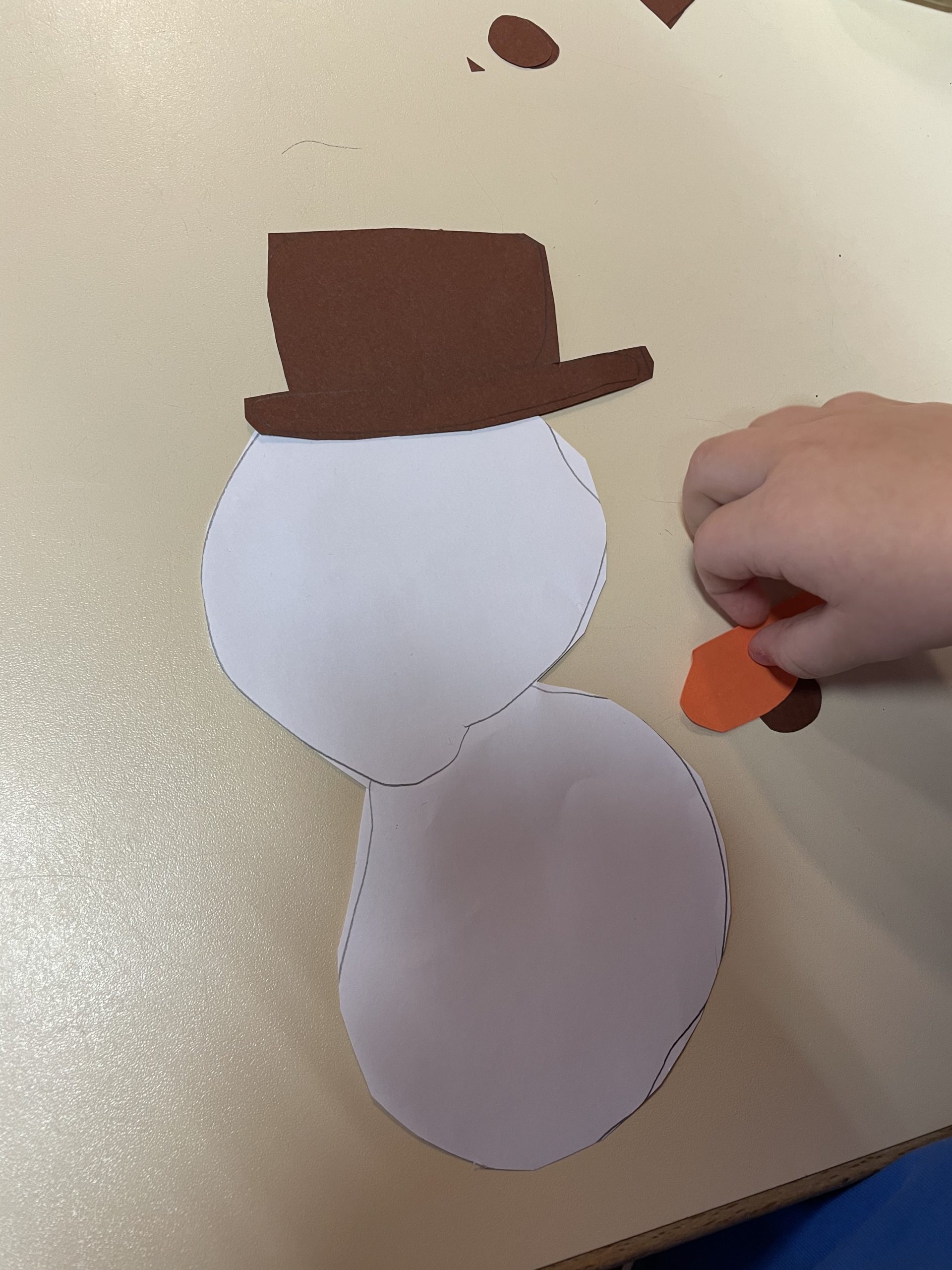 Bild zum Schritt 3 für das Bastel- und DIY-Abenteuer für Kinder: 'Sind alle Einzelteile ausgeschnitten, dann legt sie zu einem Schneemann...'