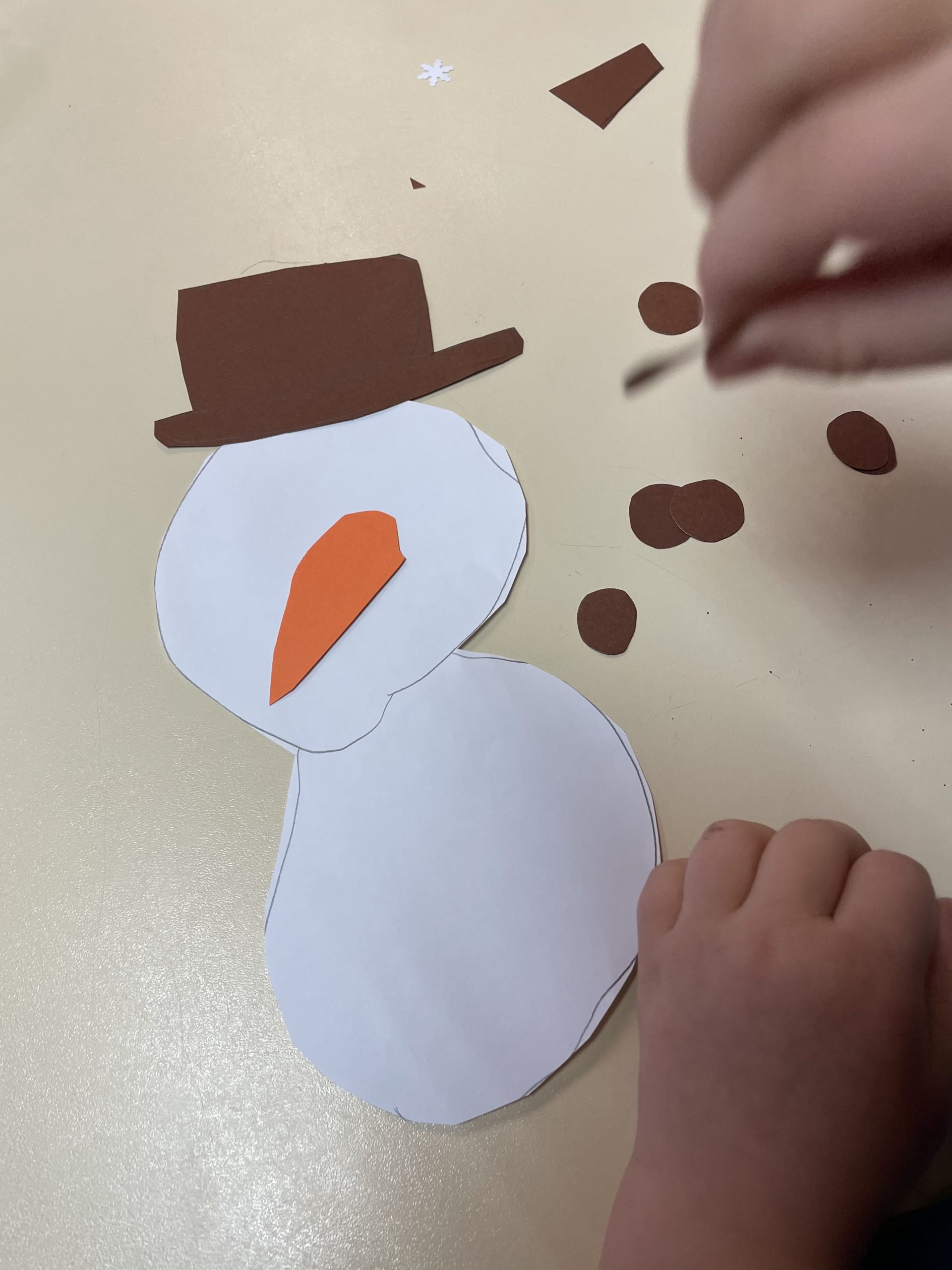 2. Bild zum Schritt 3 für das Bastel- und DIY-Abenteuer für Kinder: 'Sind alle Einzelteile ausgeschnitten, dann legt sie zu einem Schneemann...'