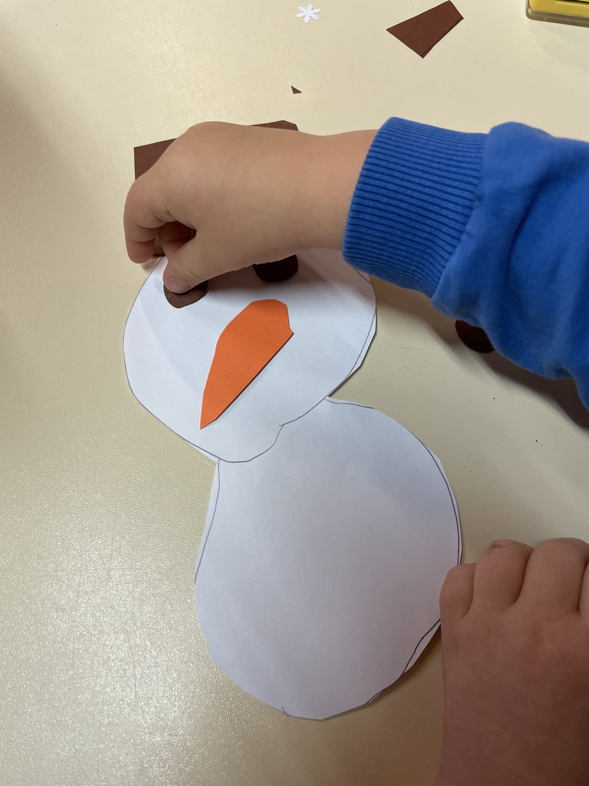 3. Bild zum Schritt 4 für die Kinder-Beschäftigung: 'Sind alle Einzelteile ausgeschnitten, dann legt sie zu einem Schneemann...'