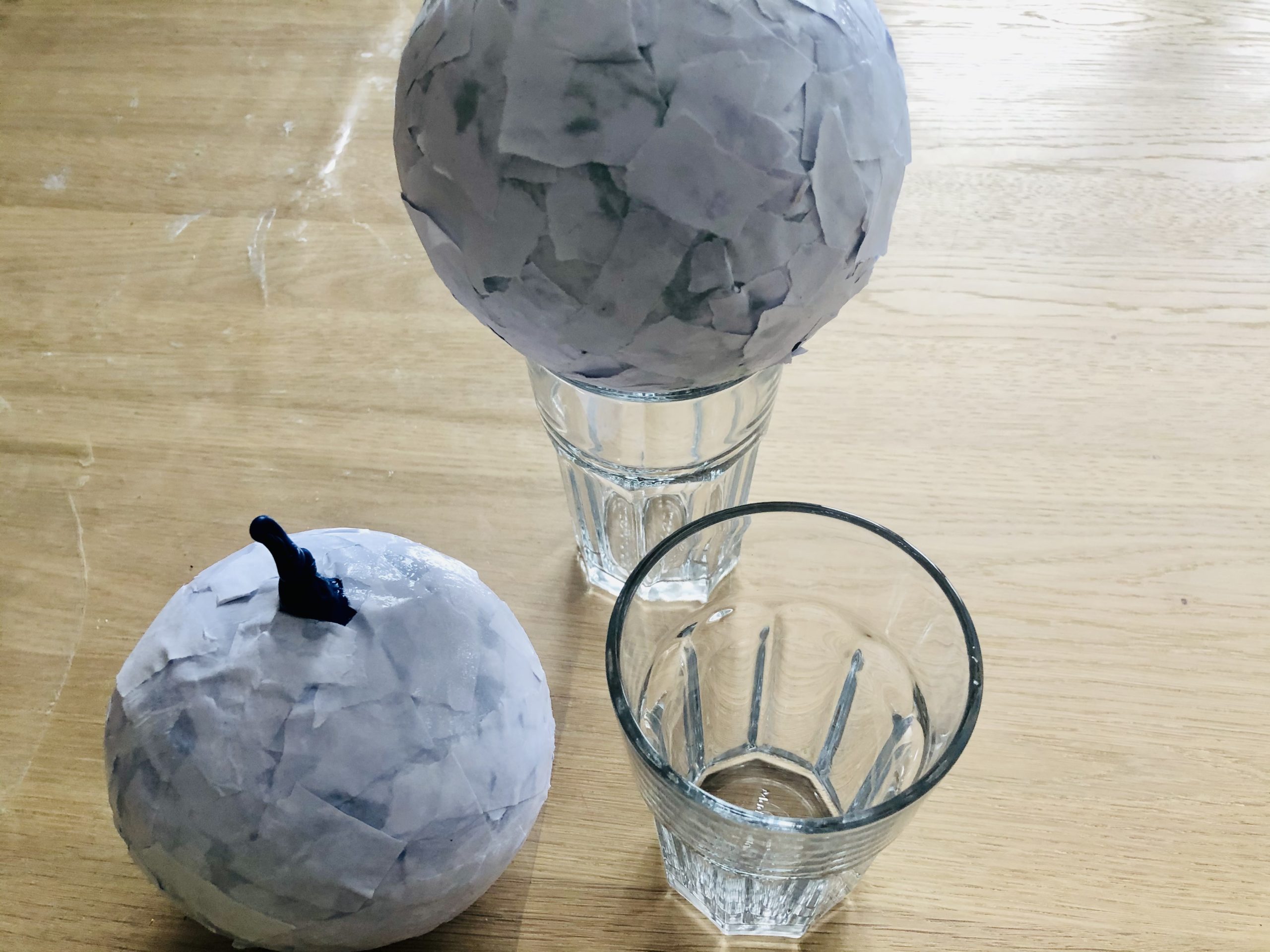 Bild zum Schritt 6 für das Bastel- und DIY-Abenteuer für Kinder: 'Setzt die Luftballons auf ein Glas und stellt sie so...'