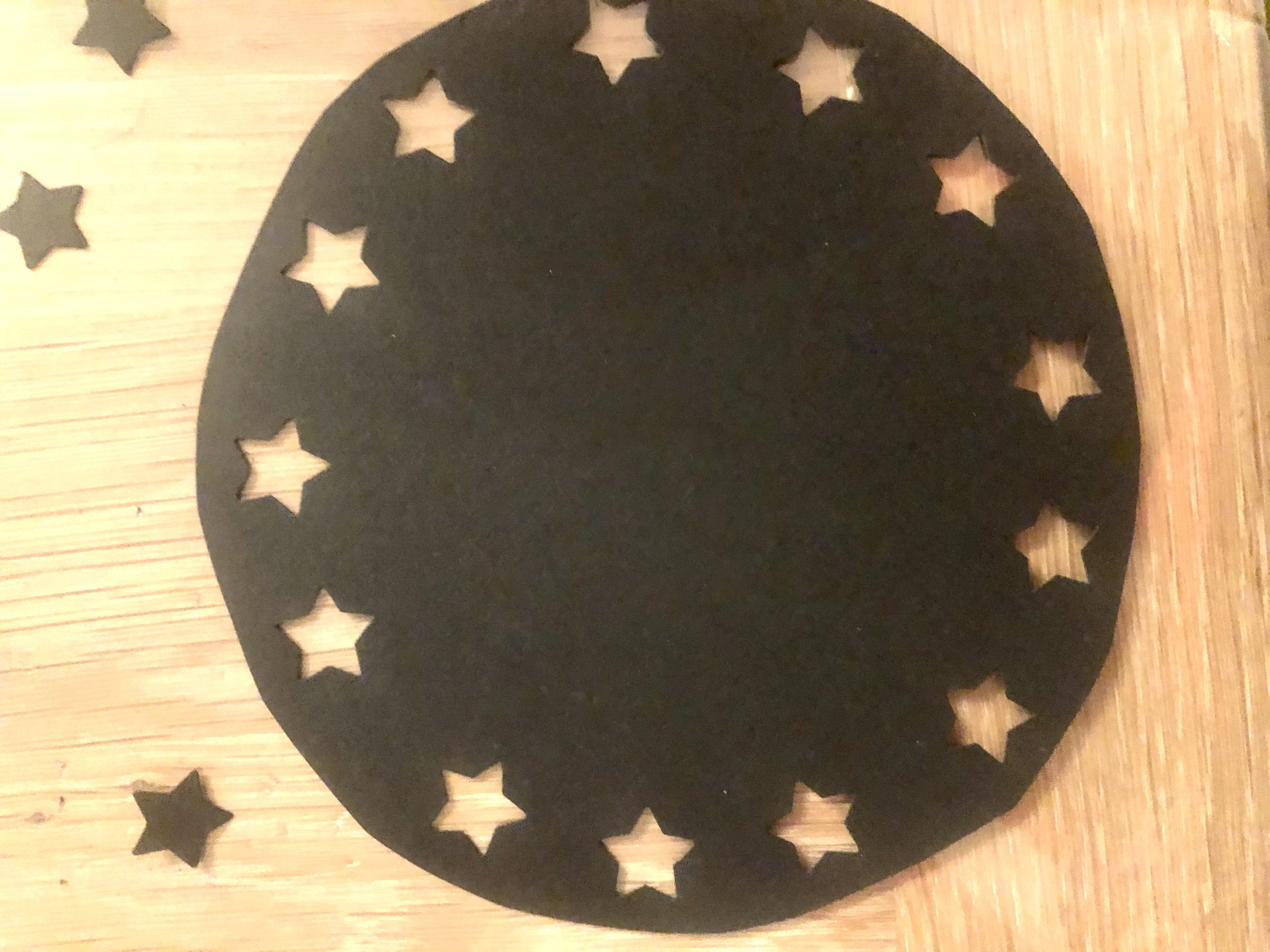 Bild zum Schritt 14 für das Bastel- und DIY-Abenteuer für Kinder: 'Dann stanzt ihr einmal rund um den Kreis herum Sterne...'
