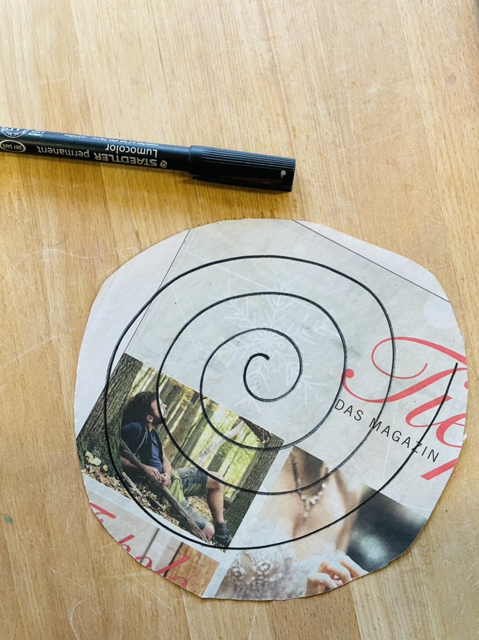 Bild zum Schritt 2 für das Bastel- und DIY-Abenteuer für Kinder: 'Danach malt ihr auf jeden Kreis eine Spirale.'