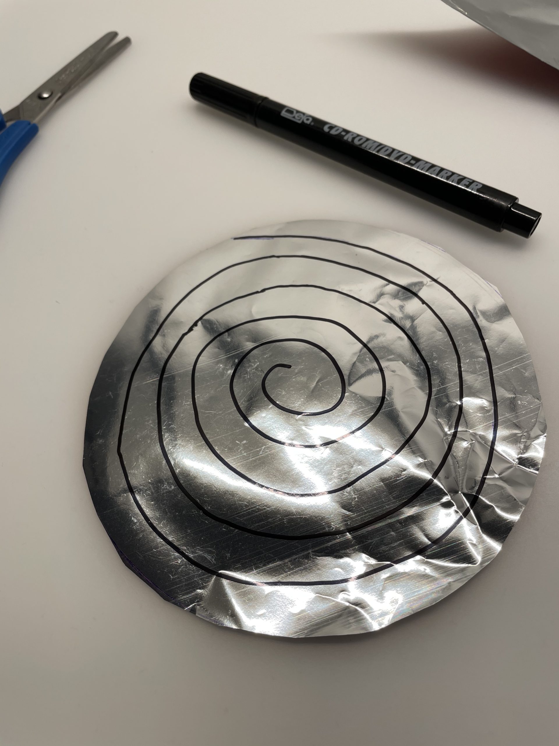 Bild zum Schritt 9 für das Bastel- und DIY-Abenteuer für Kinder: 'Es ist nicht wichtig, dass die Spirale perfekt gemalt ist....'