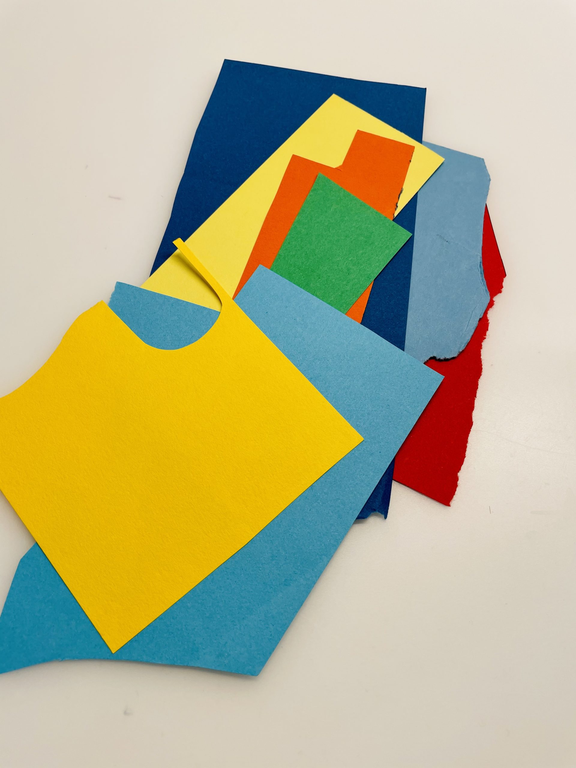 Bild zum Schritt 2 für das Bastel- und DIY-Abenteuer für Kinder: 'Legt eure Bastelunterlage aus und sucht euch Tonpapier-Reste.'