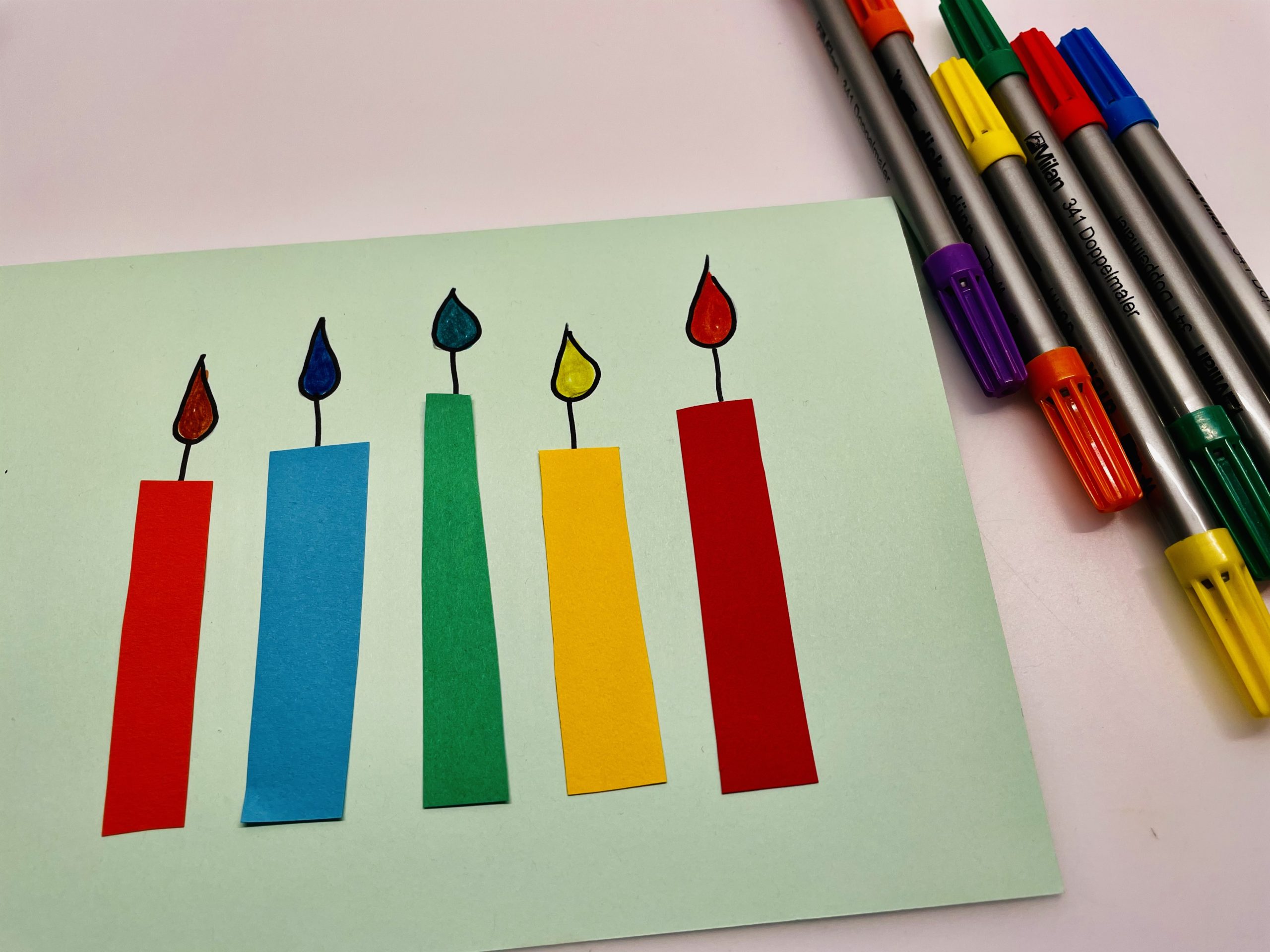 Bild zum Schritt 8 für das Bastel- und DIY-Abenteuer für Kinder: 'Jetzt malt die Flammen aus. Zum Beispiel in den Farben...'