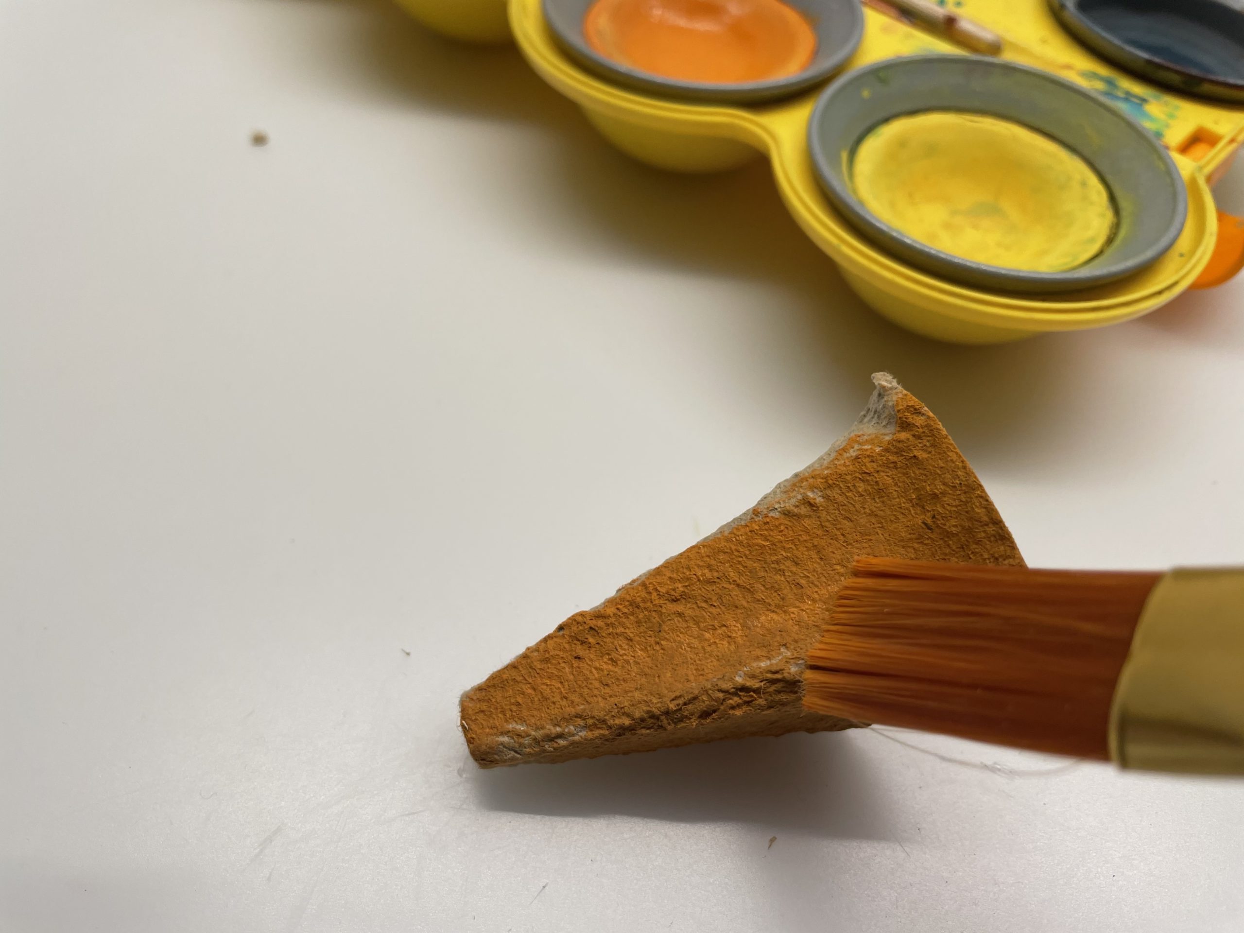 2. Bild zum Schritt 5 für das Bastel- und DIY-Abenteuer für Kinder: 'Nun malt ihr die Spitze mit dem Pinsel orange an....'
