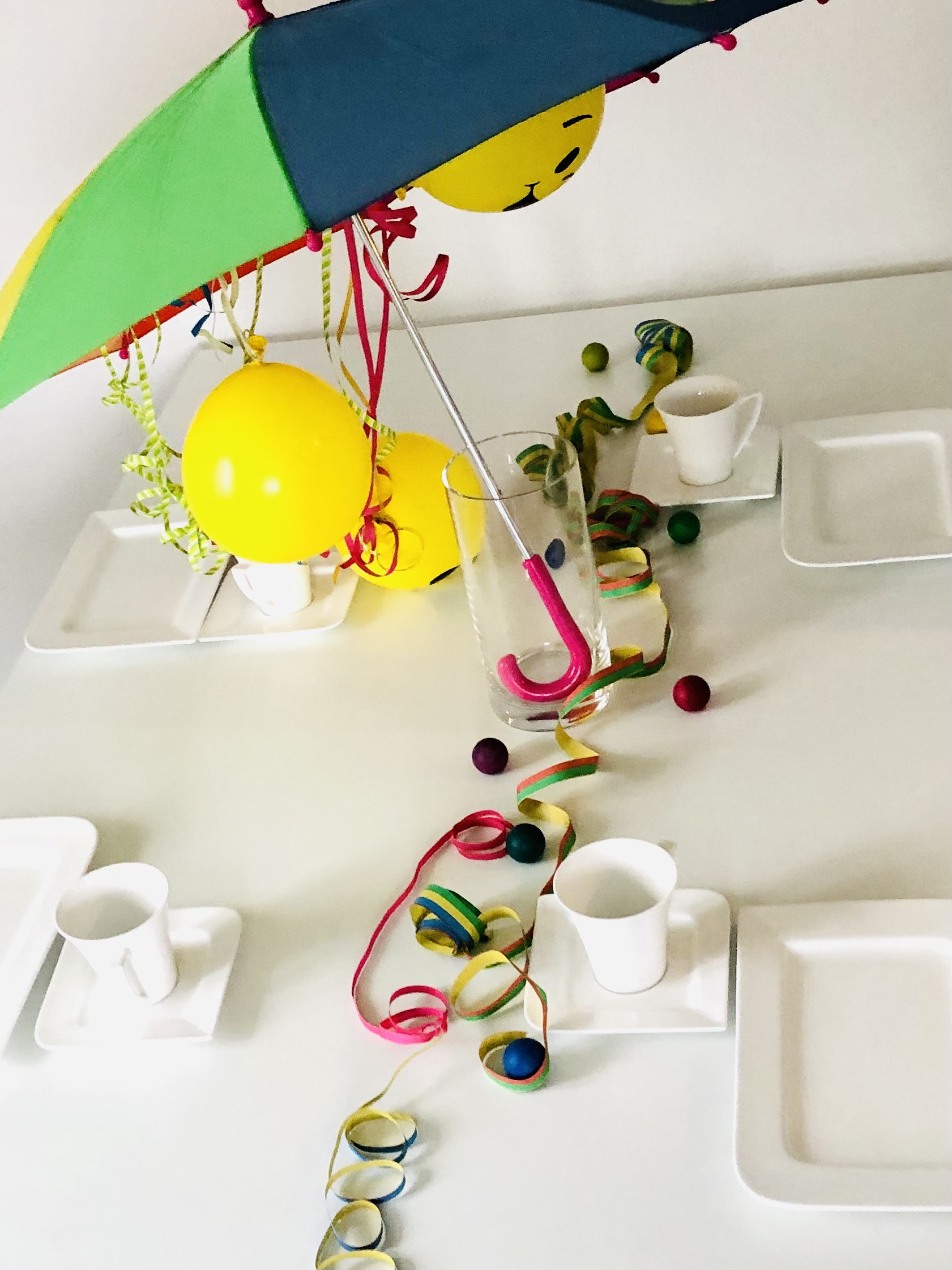Bild zum Schritt 6 für das Bastel- und DIY-Abenteuer für Kinder: 'Nach dem Spielen stellt den Regenschirm in eine große Vase...'