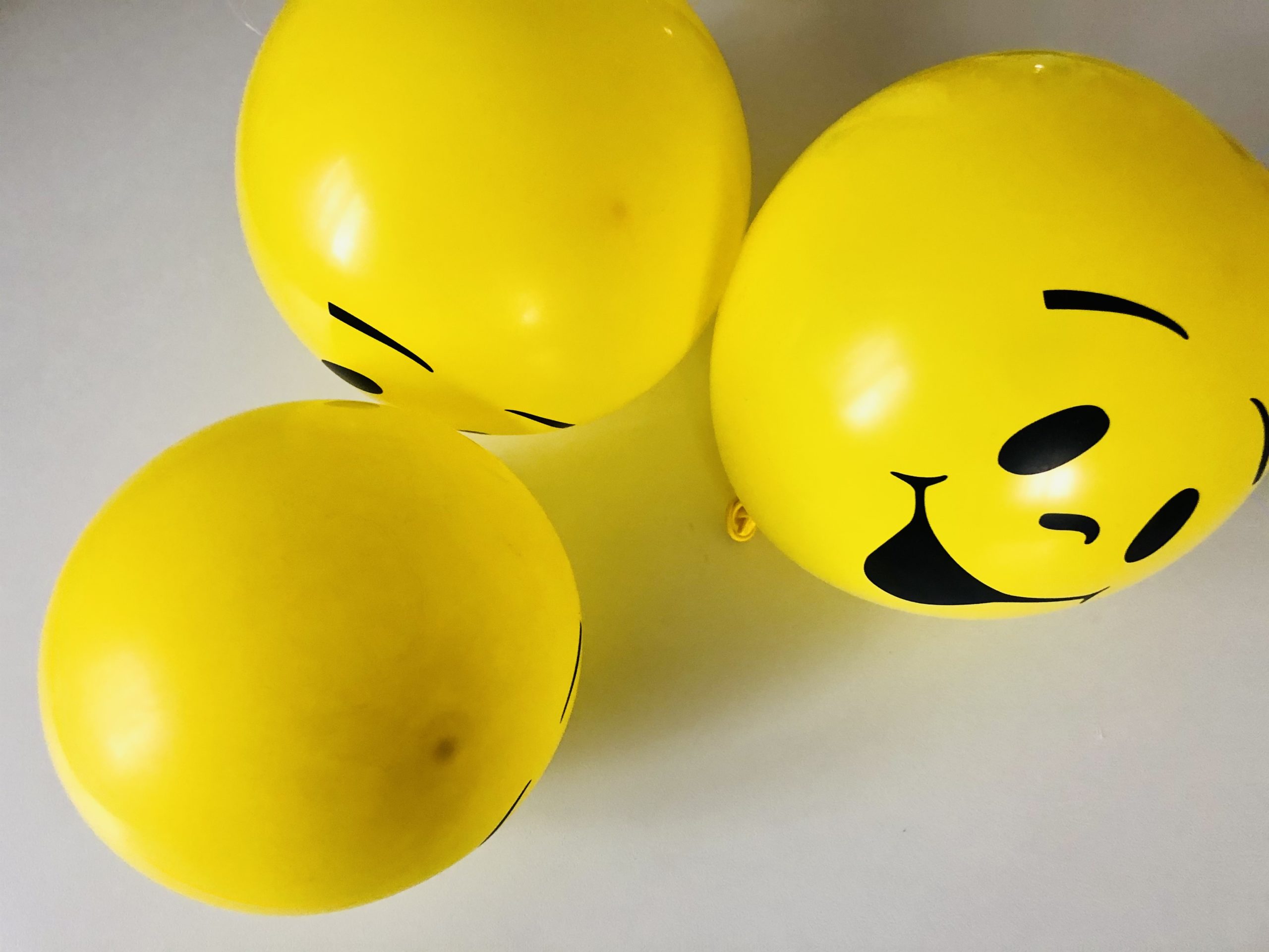 Bild zum Schritt 1 für das Bastel- und DIY-Abenteuer für Kinder: 'Pustet zuerst die Luftballons auf.'