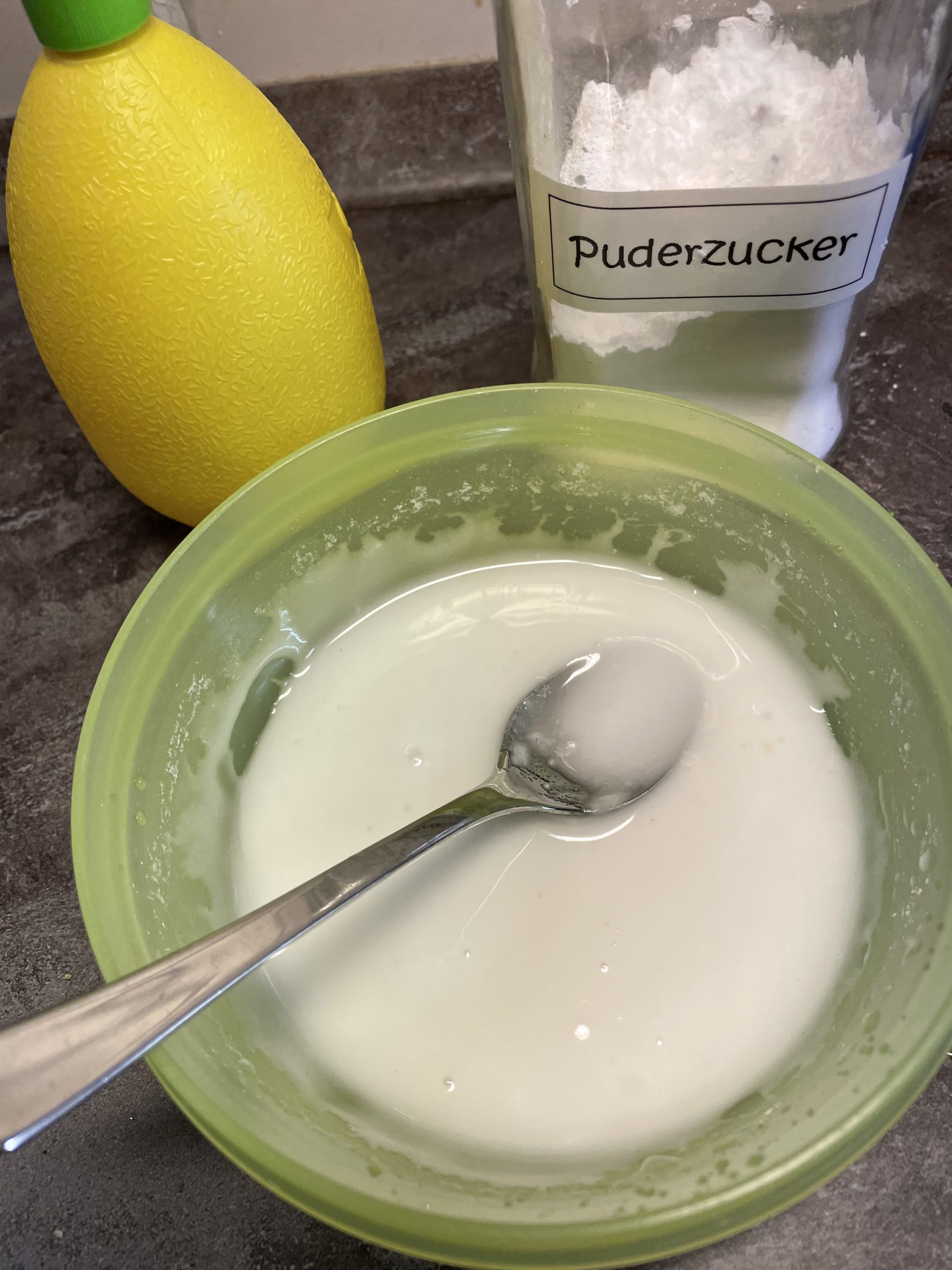 Bild zum Schritt 6 für das Bastel- und DIY-Abenteuer für Kinder: 'Rührt dafür eine Zitronenglasur aus Puderzucker und Zitronensaft an. ...'