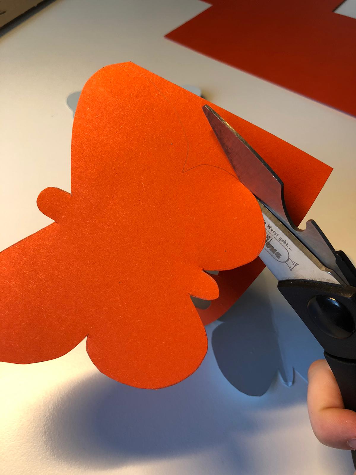 Bild zum Schritt 5 für das Bastel- und DIY-Abenteuer für Kinder: 'Schneidet euch drei Schmetterlinge in verschiedenen Farbtönen aus.'