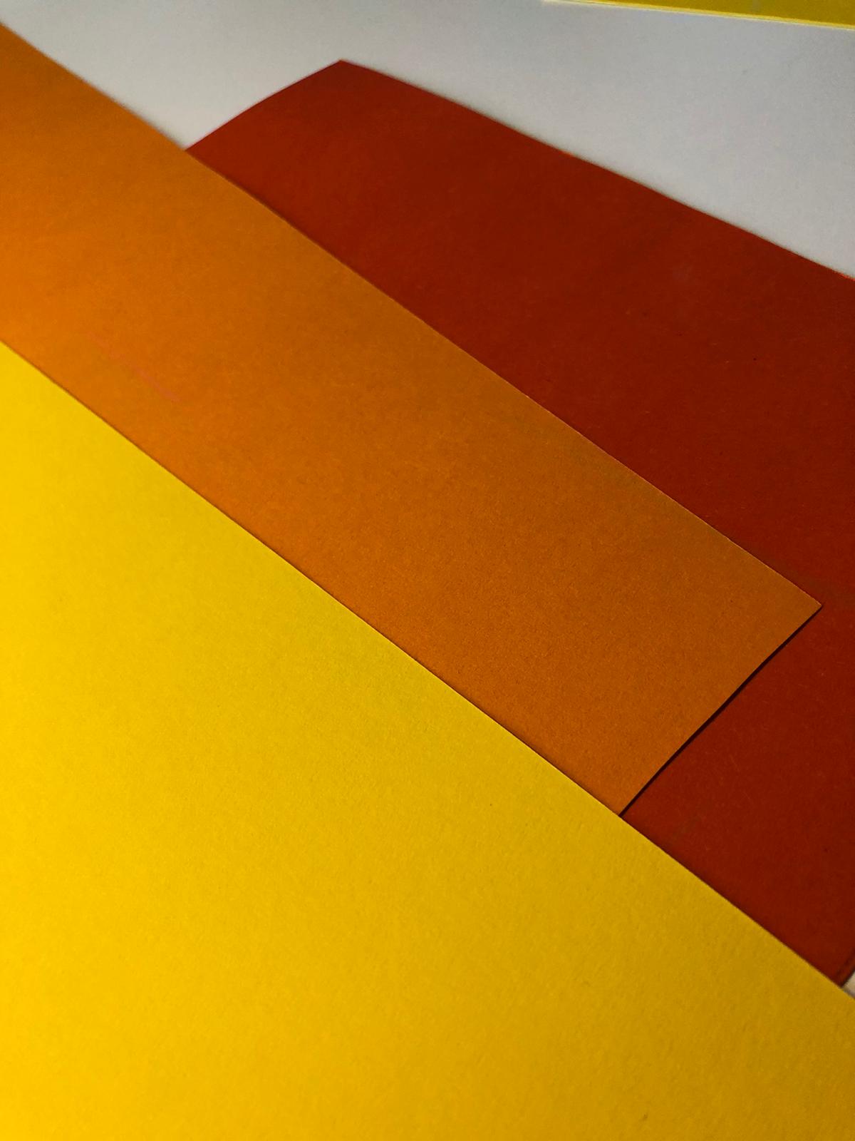 Bild zum Schritt 1 für die Kinder-Beschäftigung: 'Legt eure Bastelunterlage aus und wählt euch drei Farben Tonpapier...'