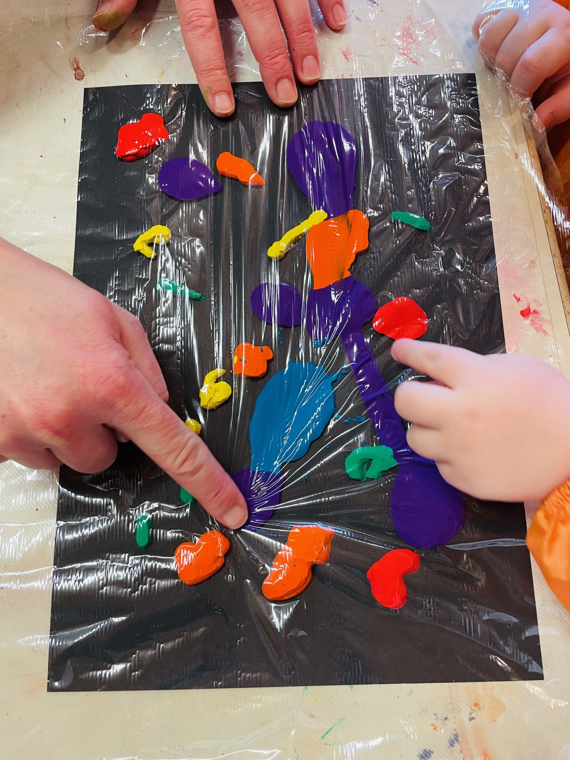 Bild zum Schritt 4 für das Bastel- und DIY-Abenteuer für Kinder: 'Beginnt nun mit den Fingern die Farbtupfer zu verstreichen. ...'