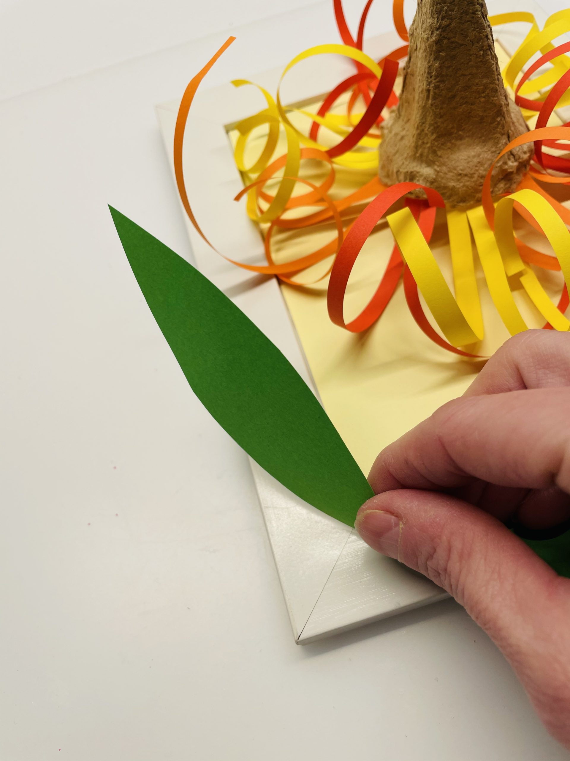 Bild zum Schritt 28 für das Bastel- und DIY-Abenteuer für Kinder: 'Faltet nun die Blätter L-förmig zueinander.'