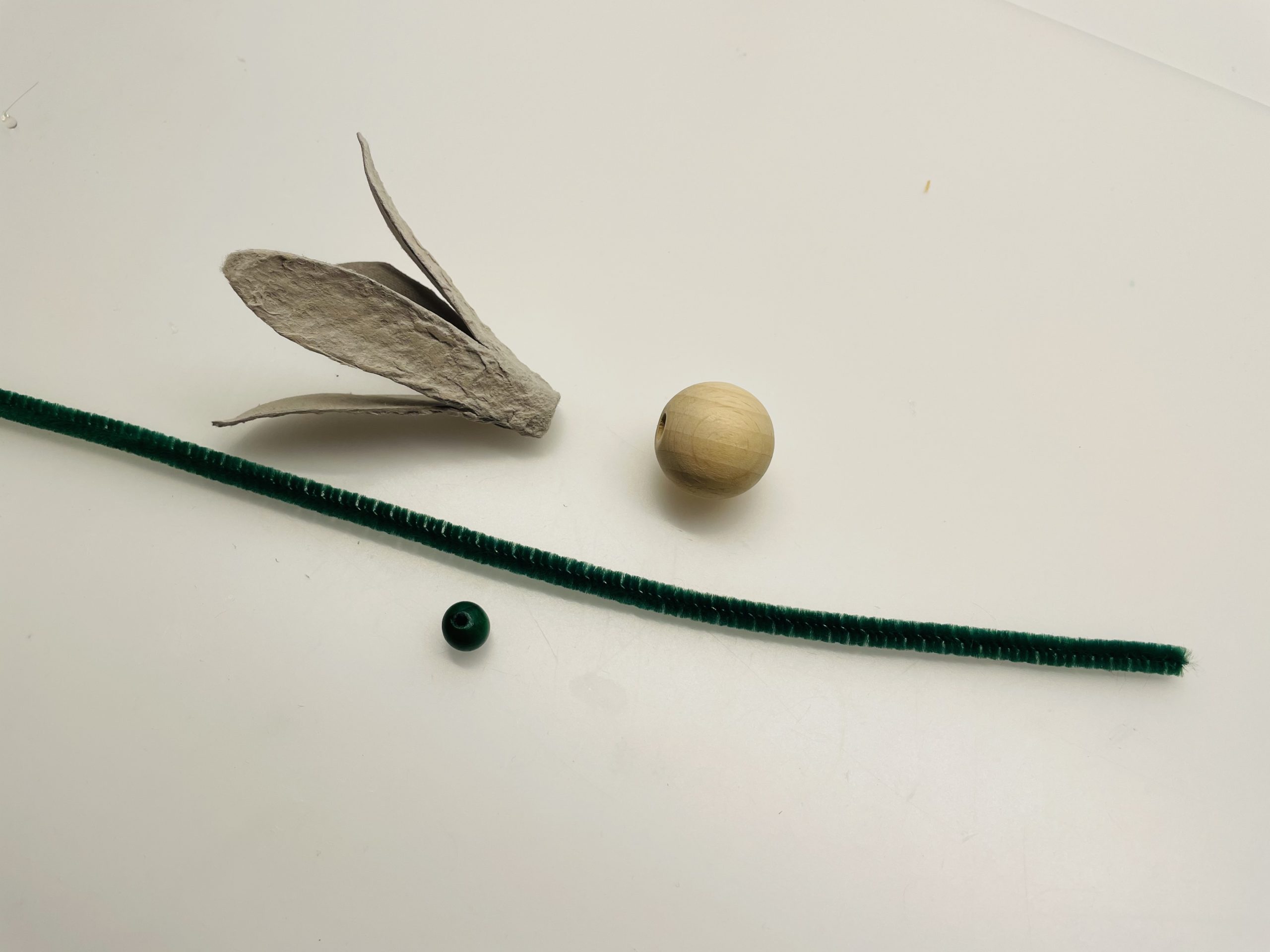 Bild zum Schritt 5 für das Bastel- und DIY-Abenteuer für Kinder: 'Jetzt benötigt ihr den Pfeifenputzer und die Perlen.'