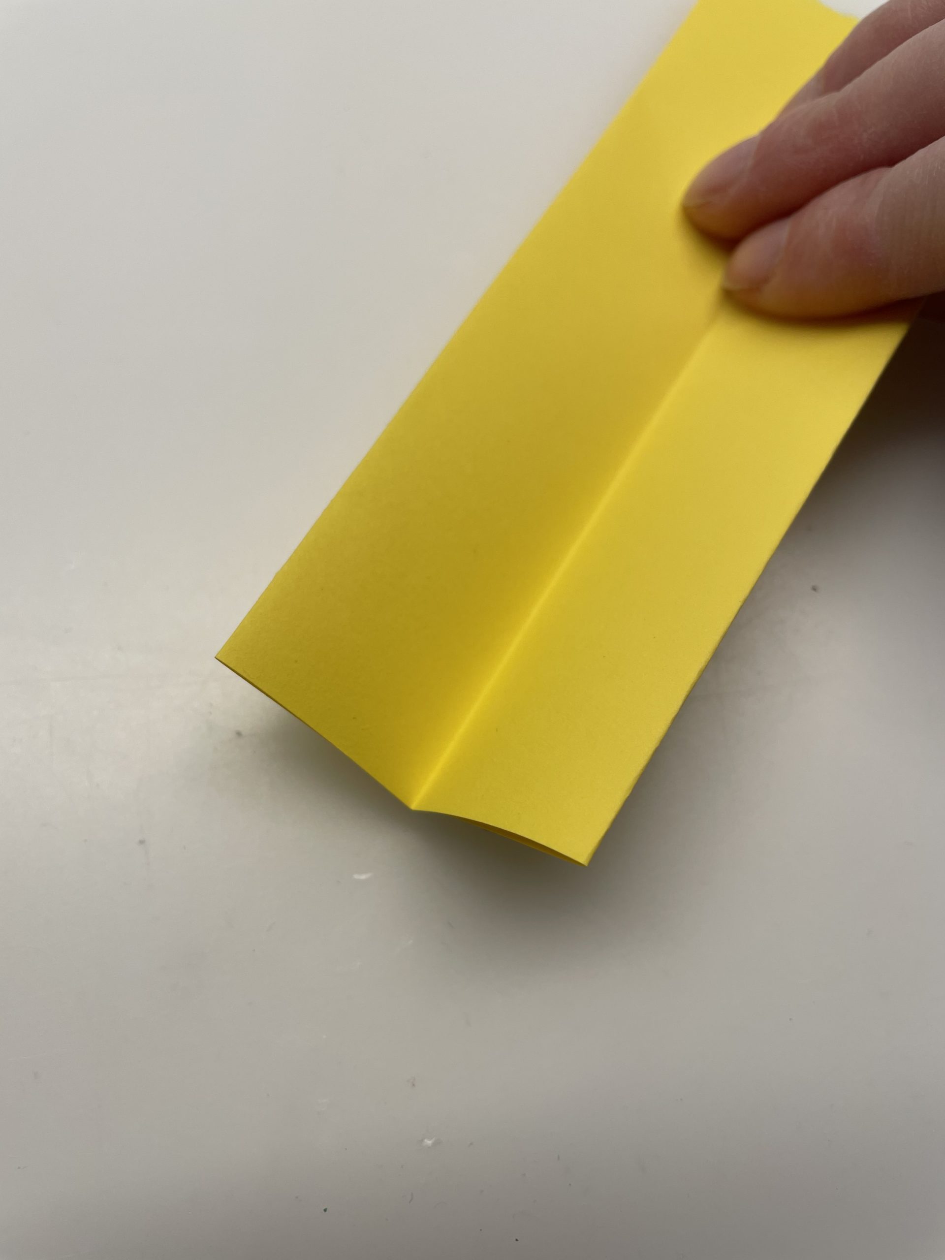 Bild zum Schritt 3 für das Bastel- und DIY-Abenteuer für Kinder: 'Schneidet das Papier auf eine Länge von circa 5 cm...'