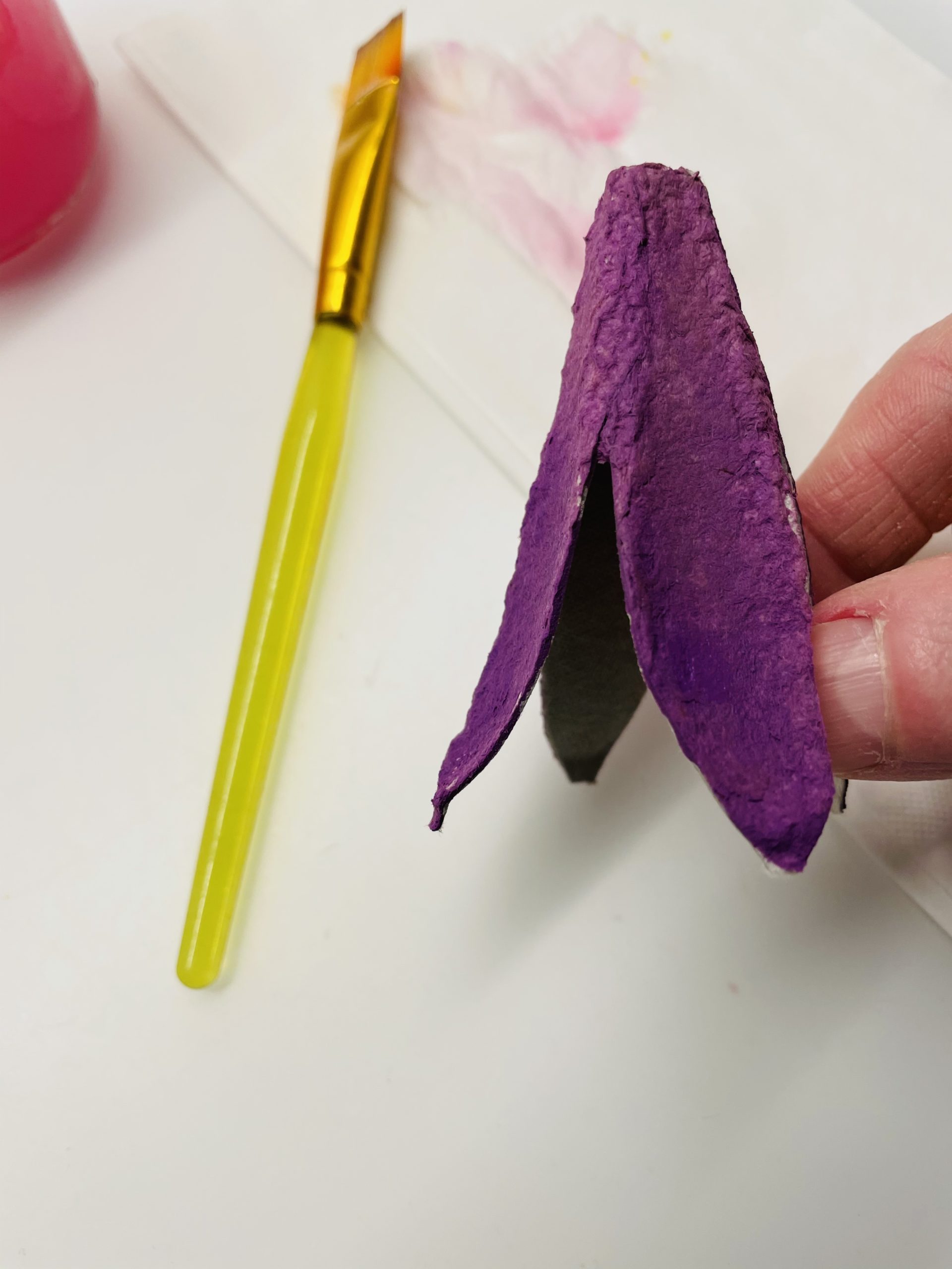 Bild zum Schritt 15 für das Bastel- und DIY-Abenteuer für Kinder: 'Bemalt nun auch diese mit Wasserfarben.'