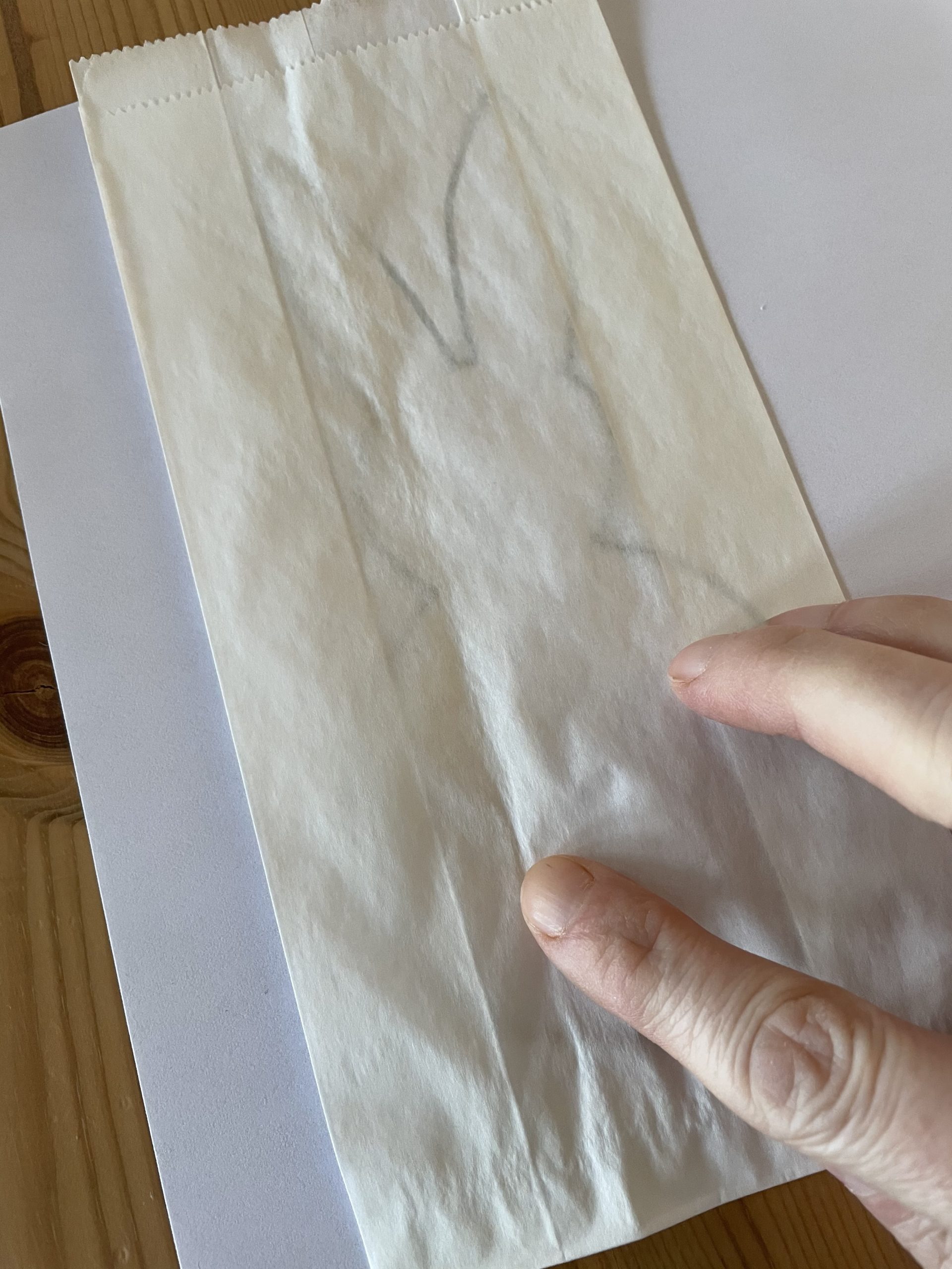 Bild zum Schritt 3 für die Kinder-Beschäftigung: 'Durch das dünne Butterbrot-Papier seht ihr die Linien.'
