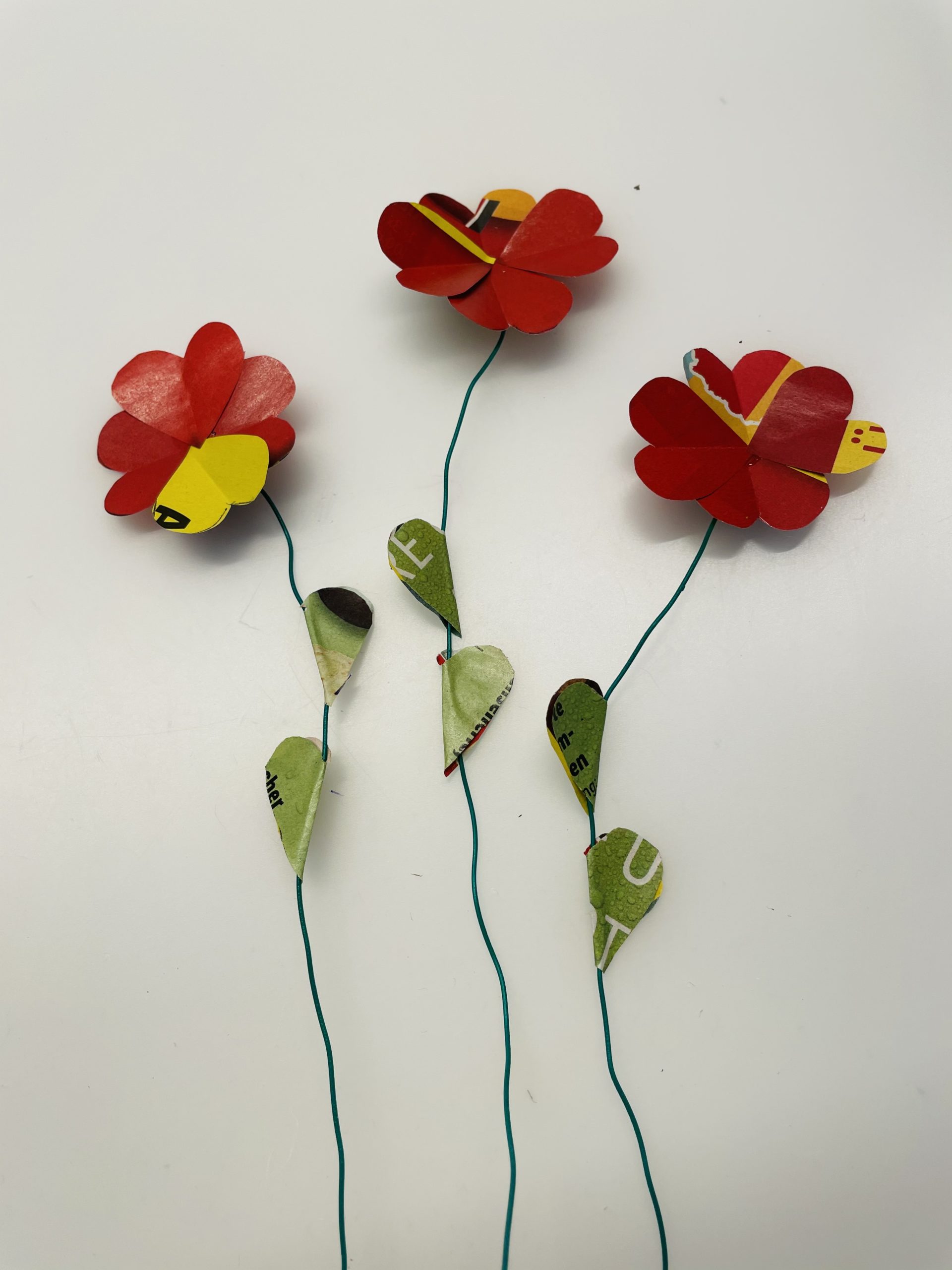 Bild zum Schritt 24 für das Bastel- und DIY-Abenteuer für Kinder: 'So sehen die Blumen mit Blättern aus.'