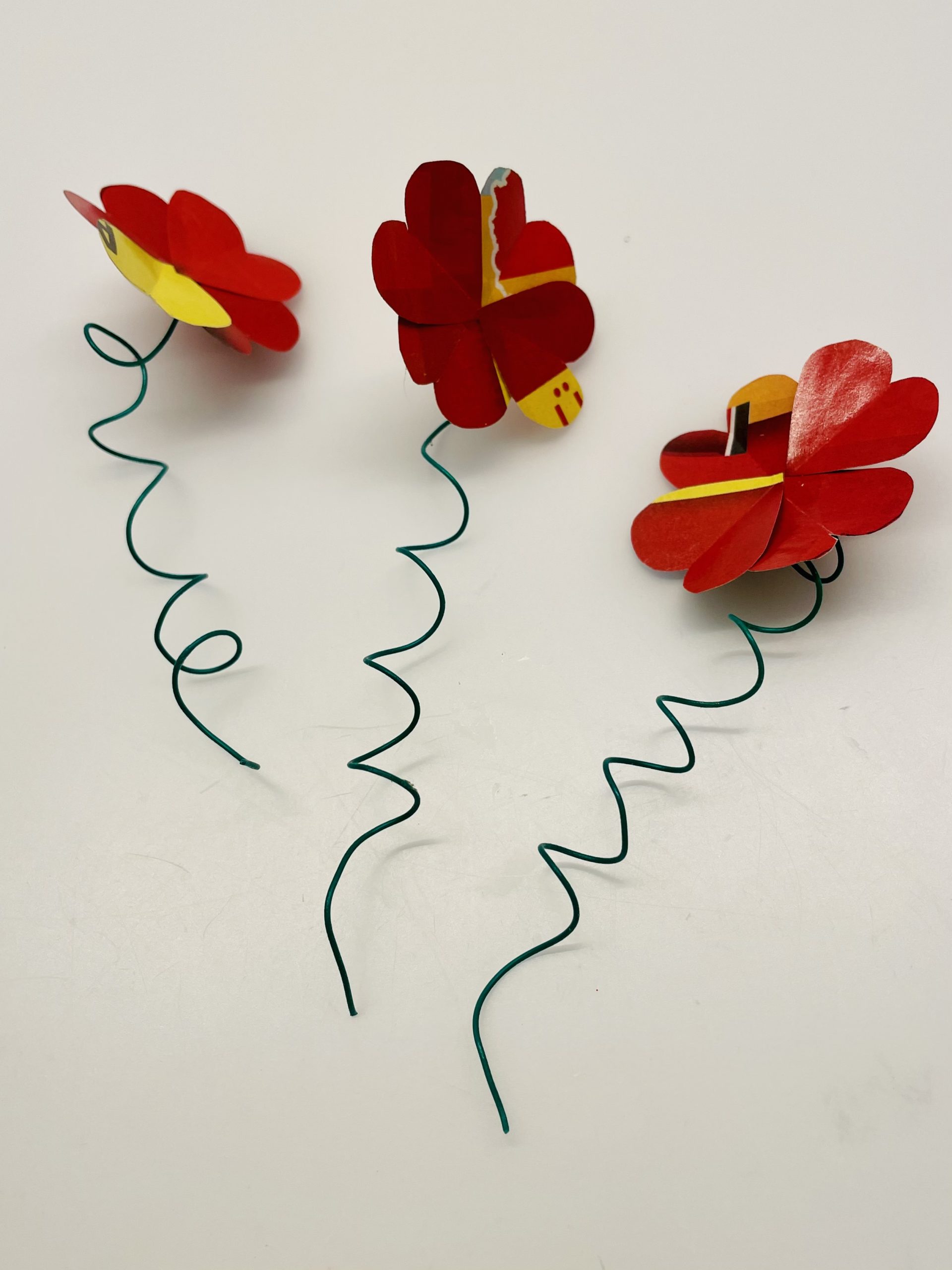 Bild zum Schritt 16 für das Bastel- und DIY-Abenteuer für Kinder: 'Die Papierblumen sind fertig.'