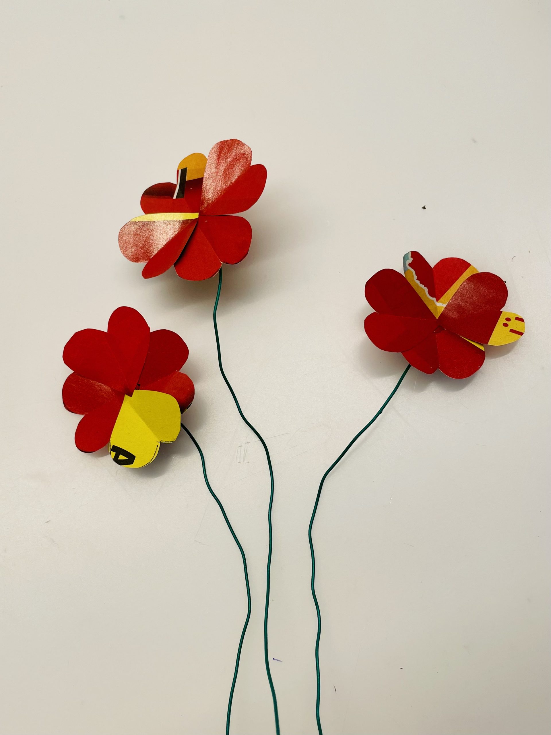 Bild zum Schritt 11 für das Bastel- und DIY-Abenteuer für Kinder: 'Die Papierblumen können gerne unterschiedlich lang sein.'