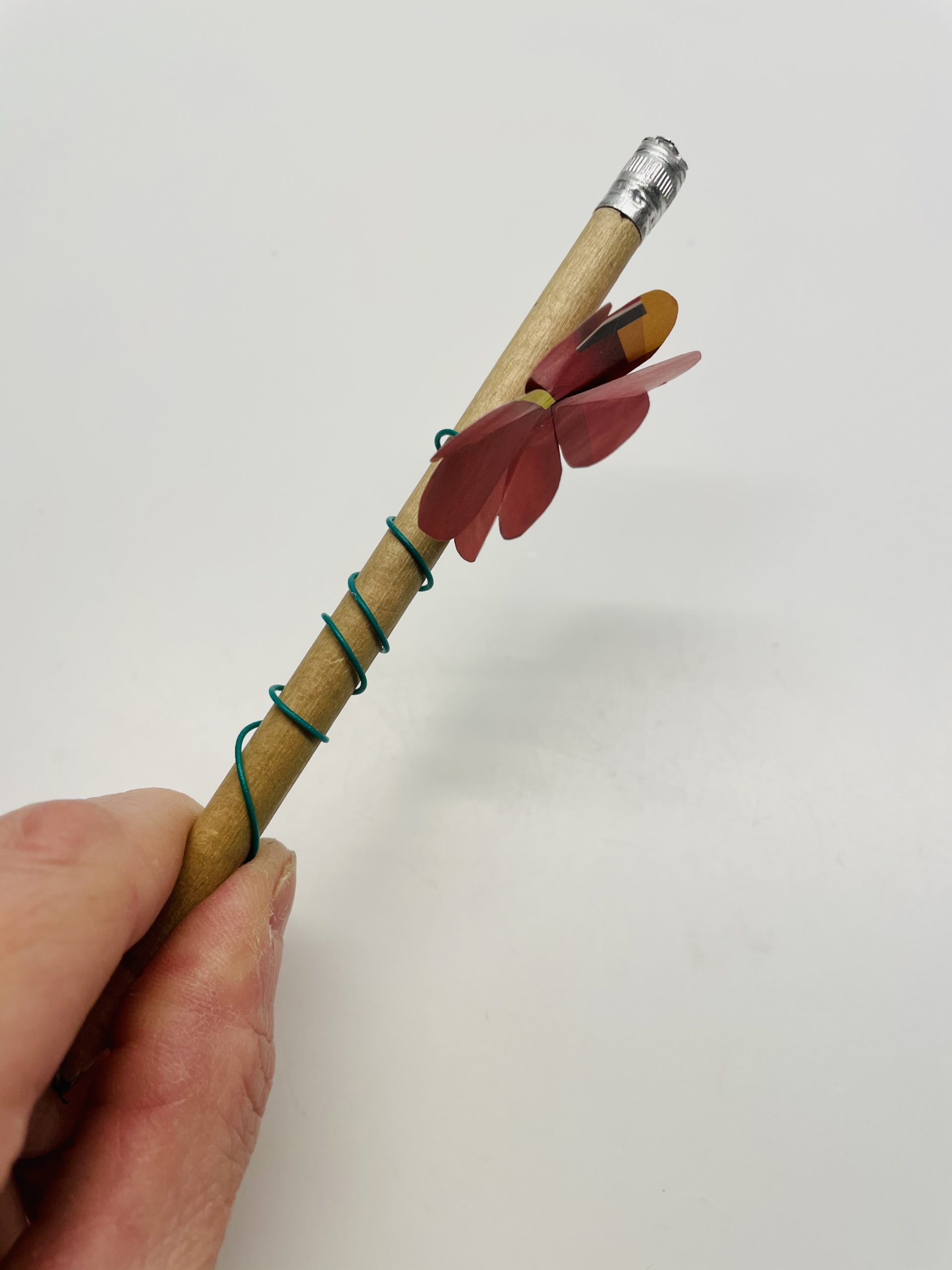 Bild zum Schritt 13 für das Bastel- und DIY-Abenteuer für Kinder: 'Anschließend müsst ihr den Bleistift wieder herausziehen.'