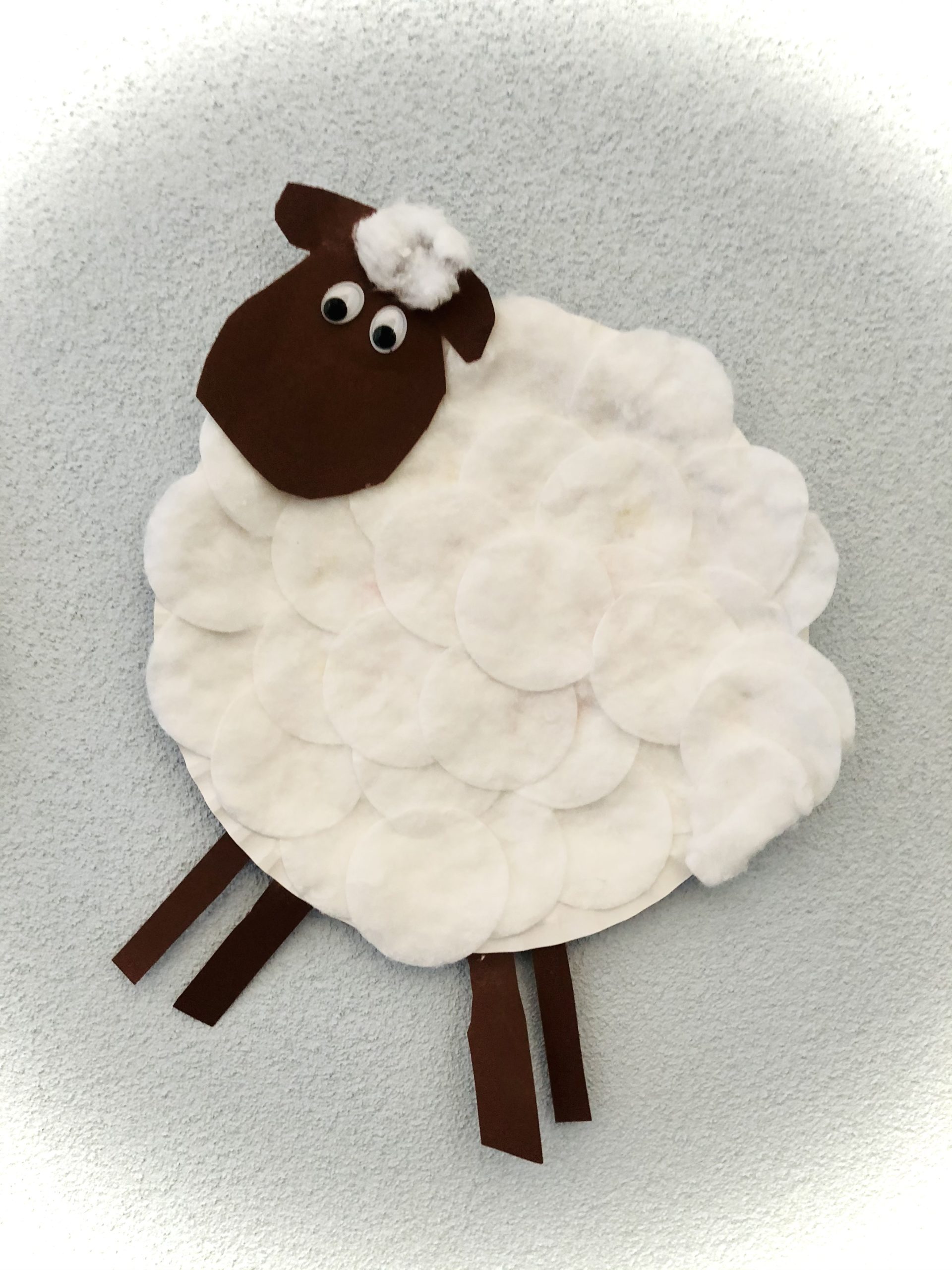 Bild zum Schritt 15 für das Bastel- und DIY-Abenteuer für Kinder: 'Steht euer Schaf seitlich, dann schneidet vier Beine aus und...'