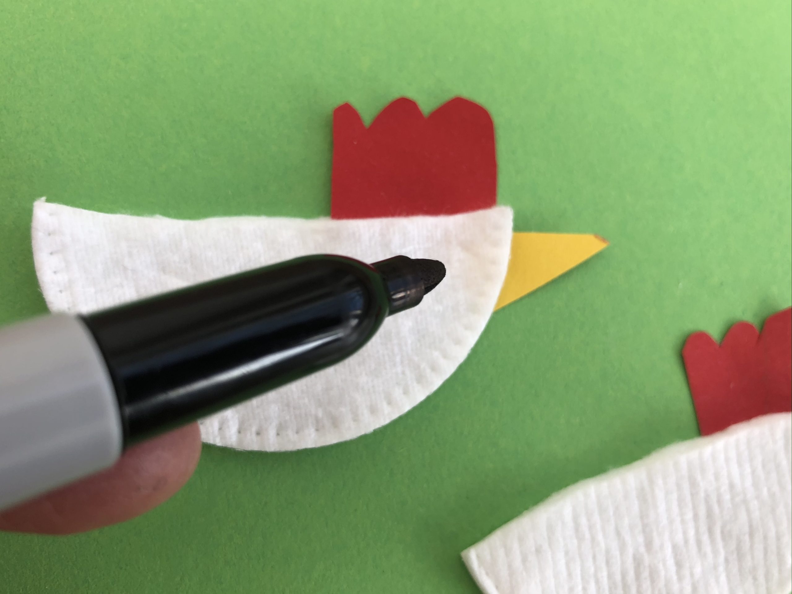 Bild zum Schritt 6 für das Bastel- und DIY-Abenteuer für Kinder: 'Anschließend klebt die Einzelteile auf und malt mit dem schwarzen...'