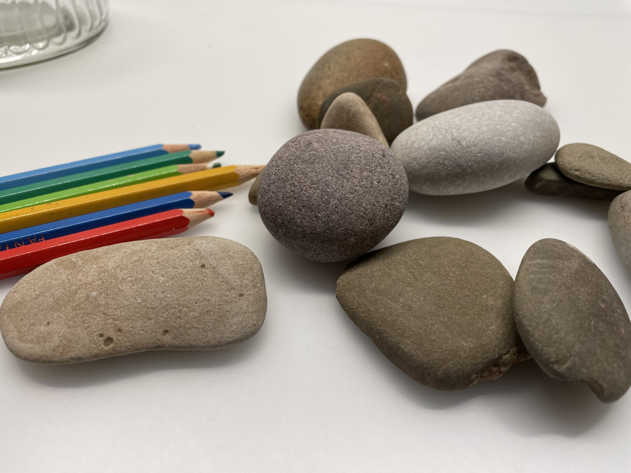 Bild zum Schritt 4 für das Bastel- und DIY-Abenteuer für Kinder: 'Mit Buntstiften könnt ihr auf die Steine schreiben.'