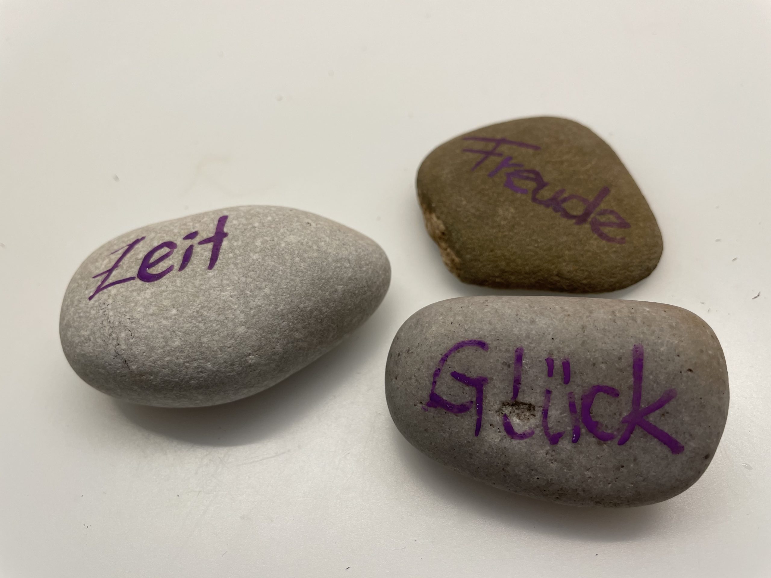 Bild zum Schritt 6 für das Bastel- und DIY-Abenteuer für Kinder: 'Oder ihr beschriftet die Steine mit Filzstiften.'
