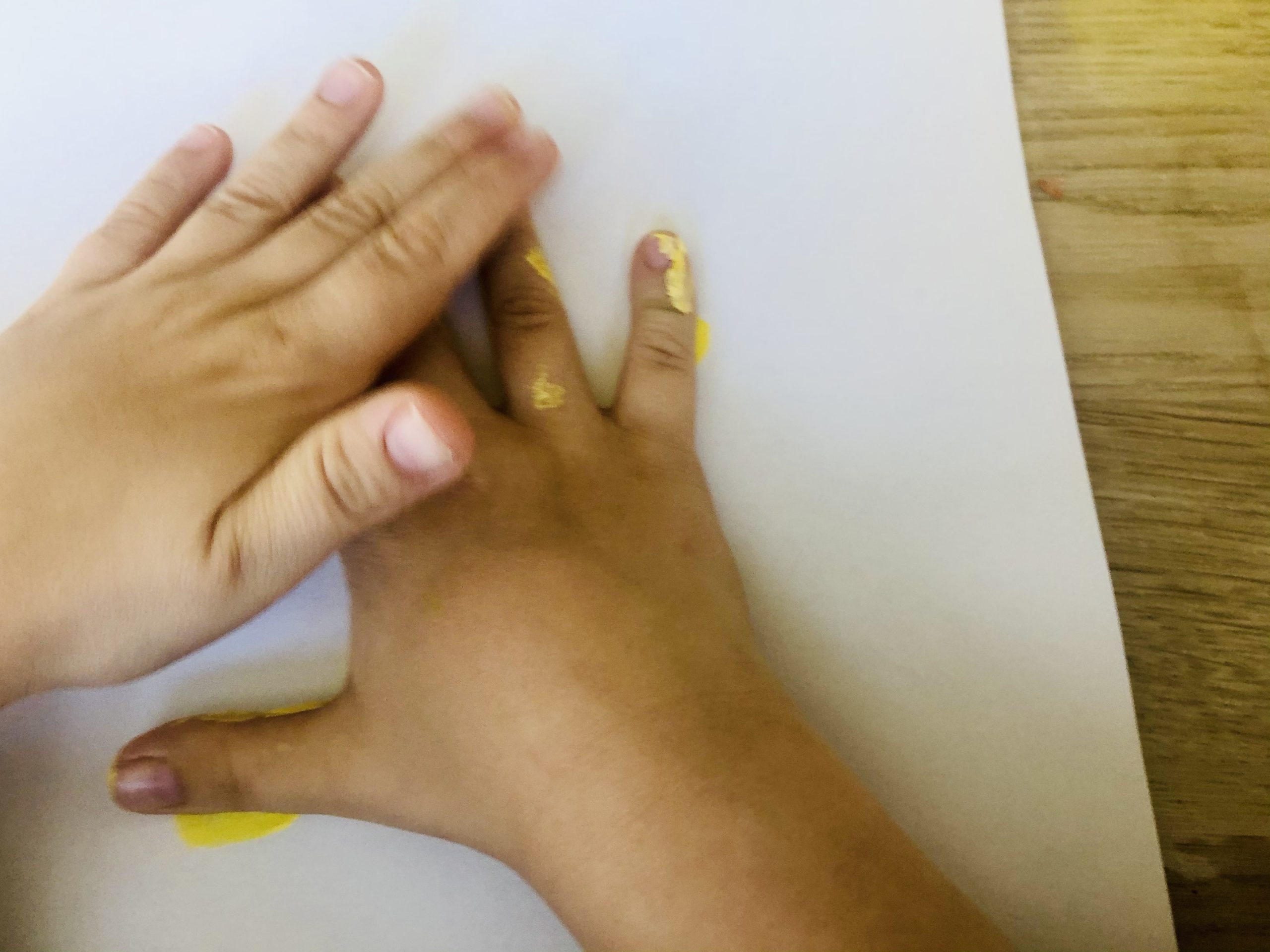 Bild zum Schritt 13 für das Bastel- und DIY-Abenteuer für Kinder: 'Drückt die Hand kräftig auf das Papier.'