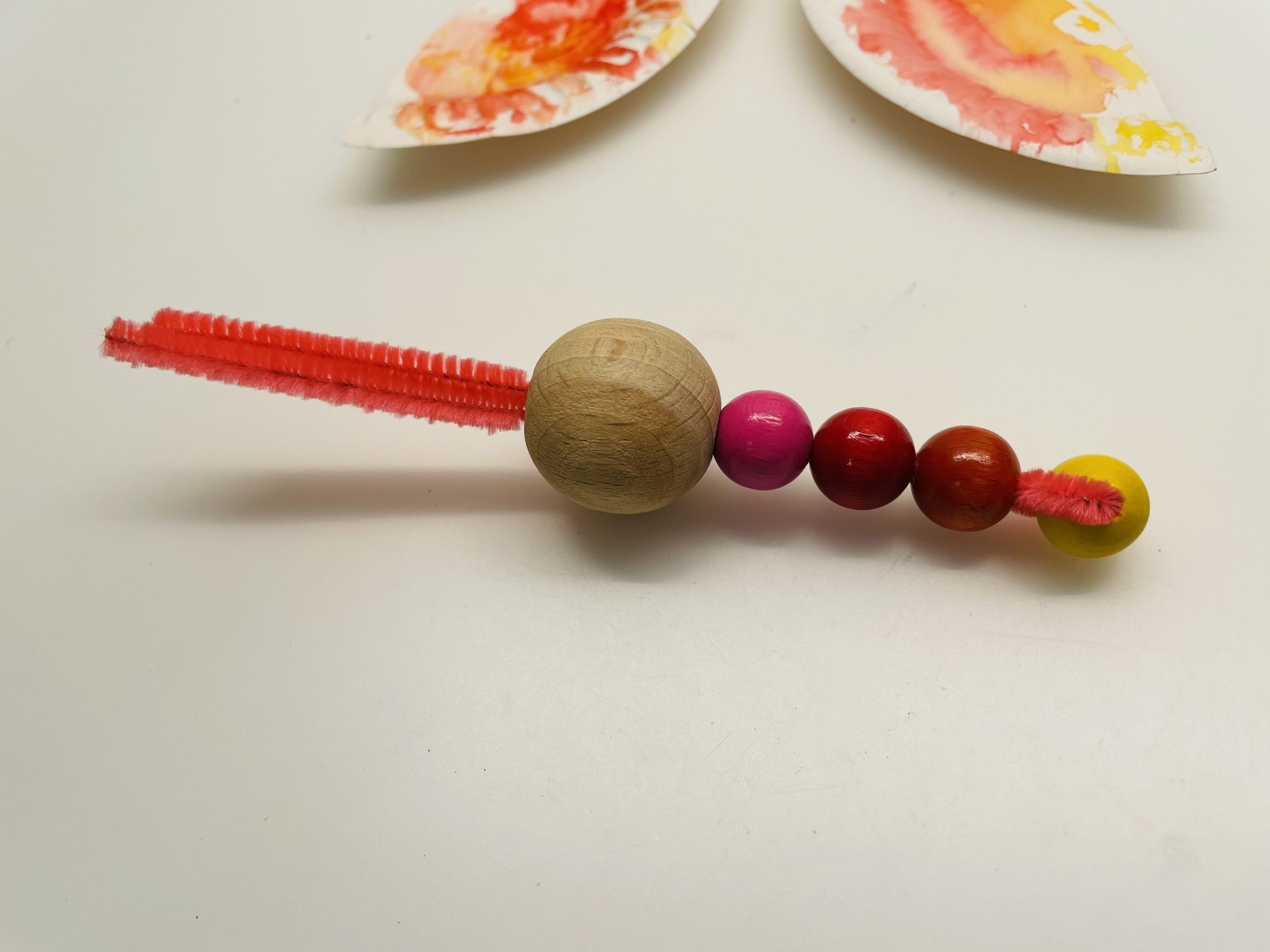 Bild zum Schritt 29 für das Bastel- und DIY-Abenteuer für Kinder: '[Eltern]Die letzte Perle ist eine große Perle. Sie wird der...'