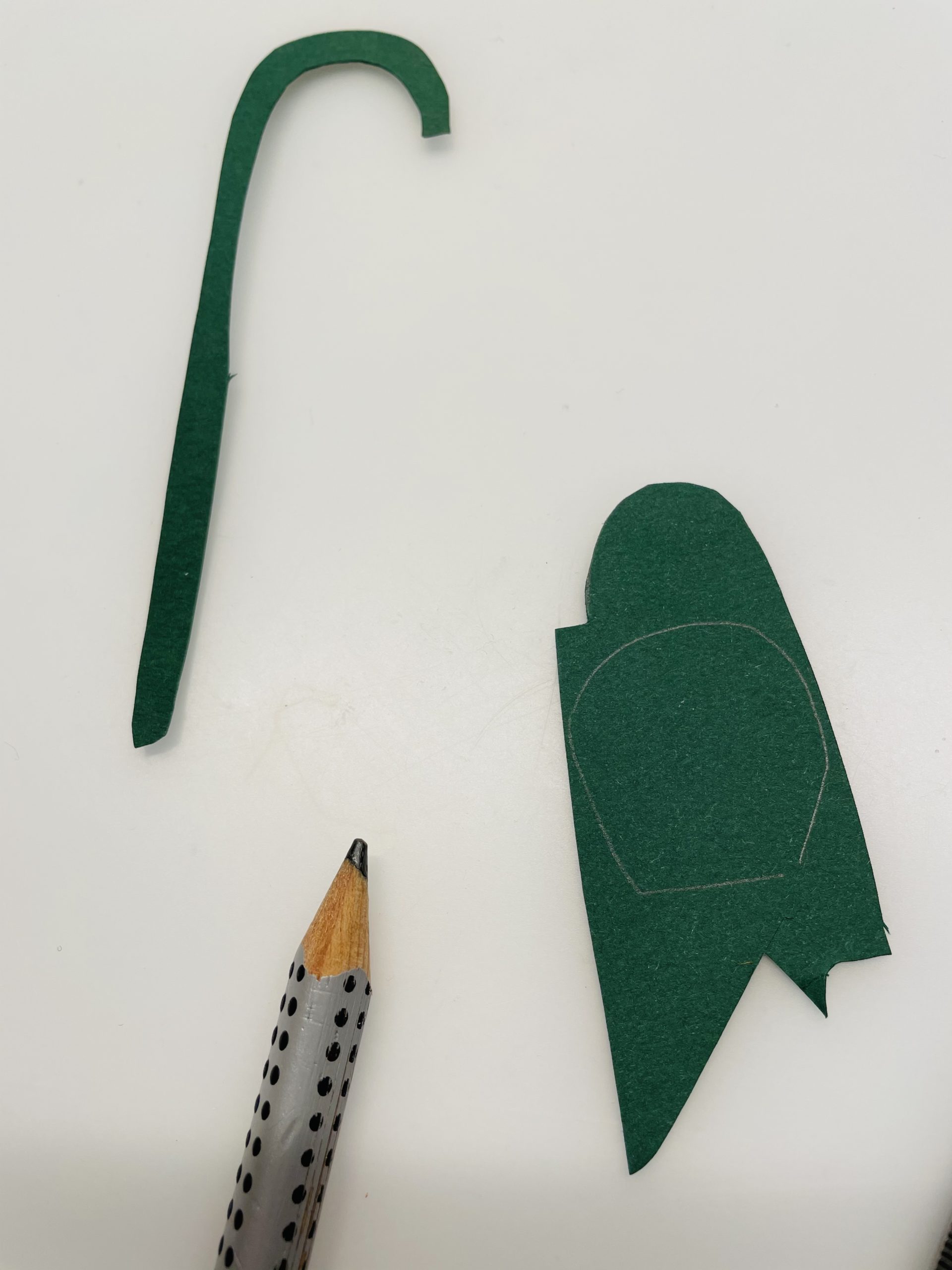 Bild zum Schritt 15 für das Bastel- und DIY-Abenteuer für Kinder: 'Jetzt malt ihr die Knospe auf das grüne Papier und...'