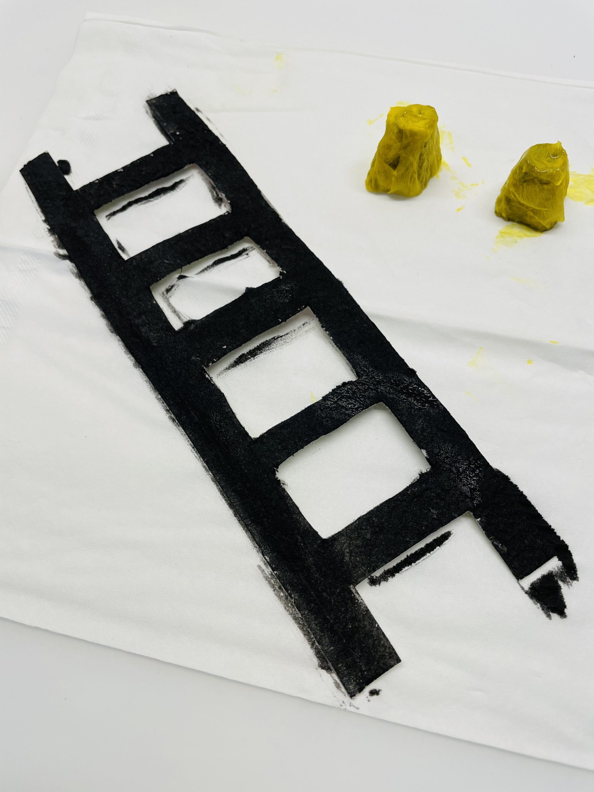 Bild zum Schritt 17 für das Bastel- und DIY-Abenteuer für Kinder: 'Die Leiter ist somit von beiden Seiten schwarz bemalt.'