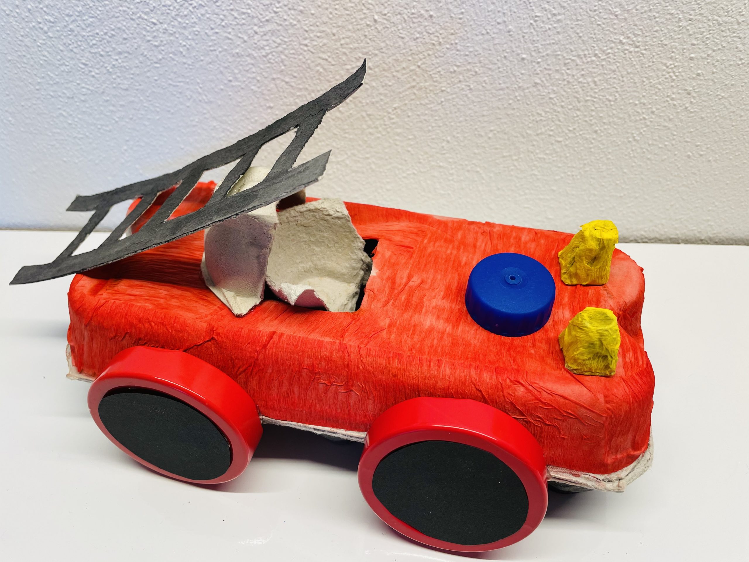 Bild zum Schritt 33 für das Bastel- und DIY-Abenteuer für Kinder: 'Das Feuerwehrauto ist jetzt fertig zum Einsatz!'