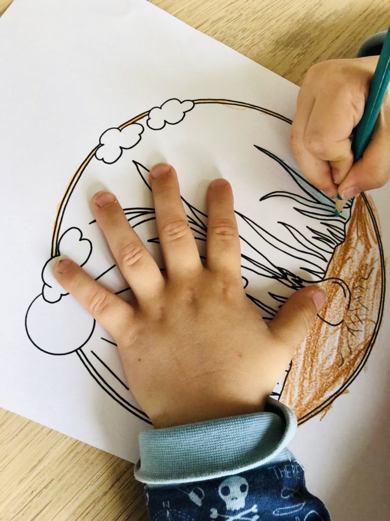 2. Bild zum Schritt 2 für das Bastel- und DIY-Abenteuer für Kinder: 'Legt eine Unterlage zum Malen aus und malt euer Bild...'